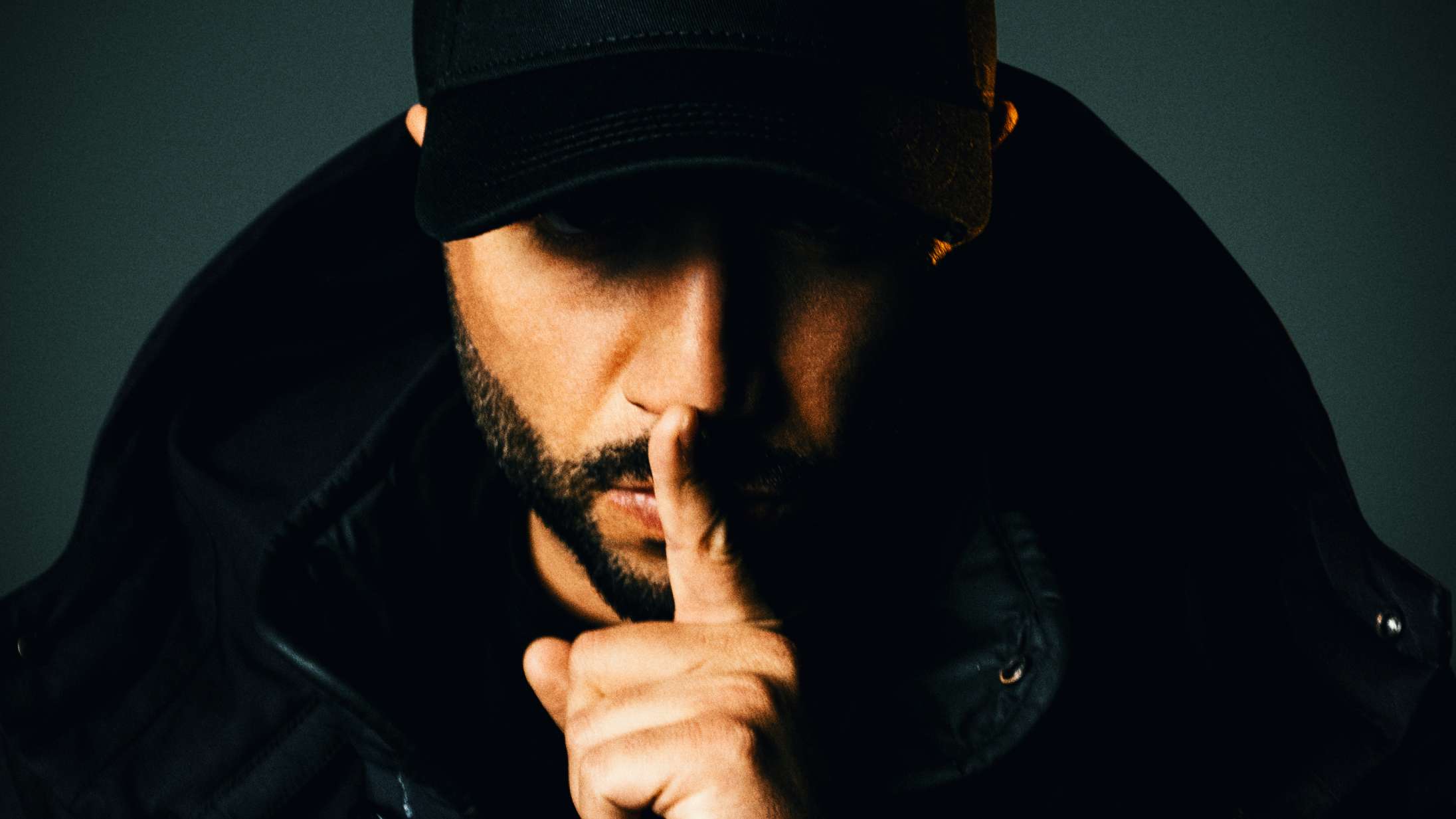 Stepz får besøg af to af landets største rappere på ny single – lyt til ‘Spørgsmål’
