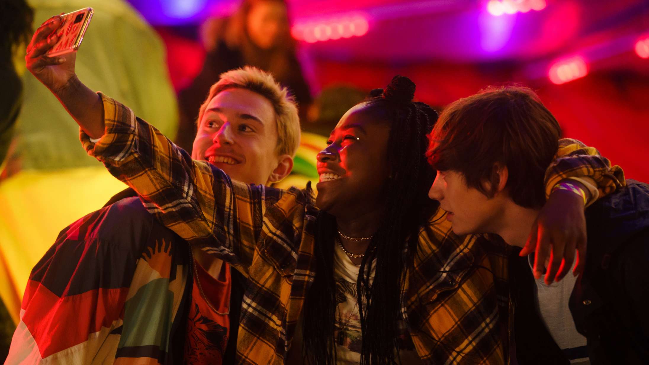 ‘Tell Me Everything’: Ny ungdomsserie vil rigtigt gerne være ’Skins’, men er meget langt fra