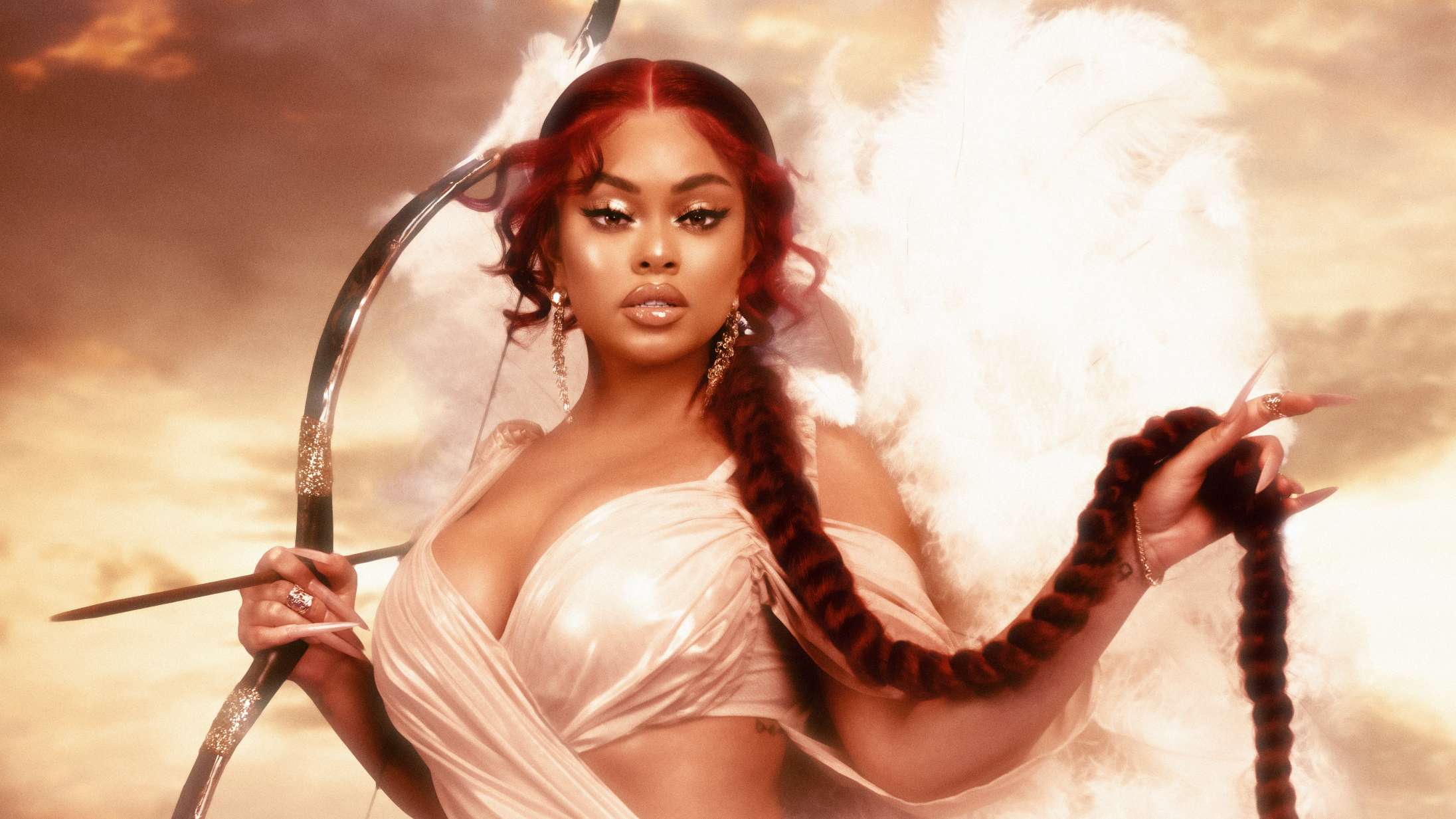 Latto svarer igen på hygiejne-hate: Sælger trusser på eBay