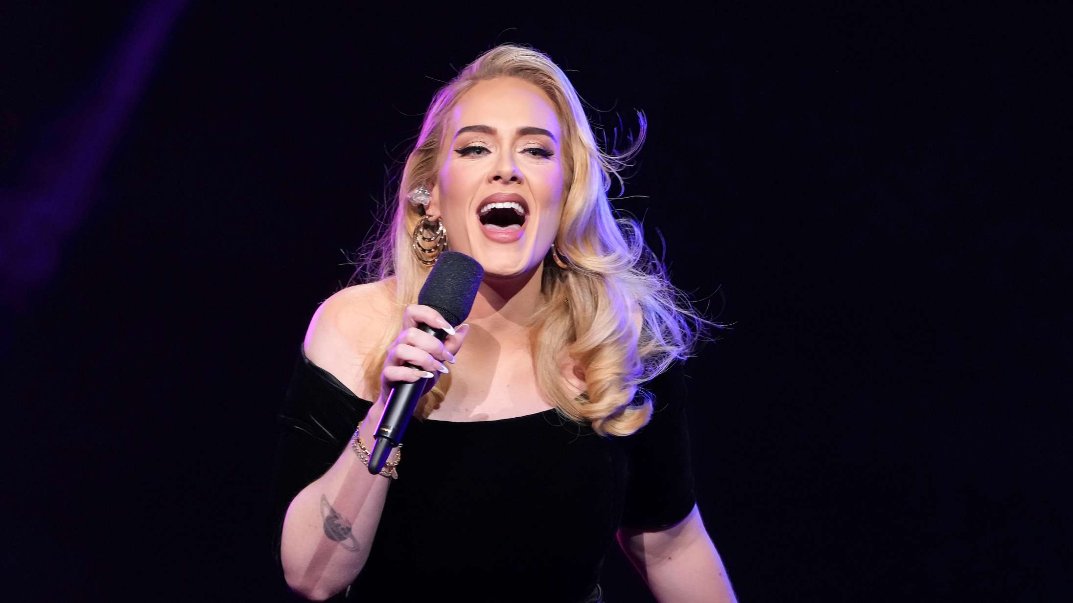 Adele bryder ud i gråd under sin koncert, da hun spotter Céline Dion blandt publikum – se videoen