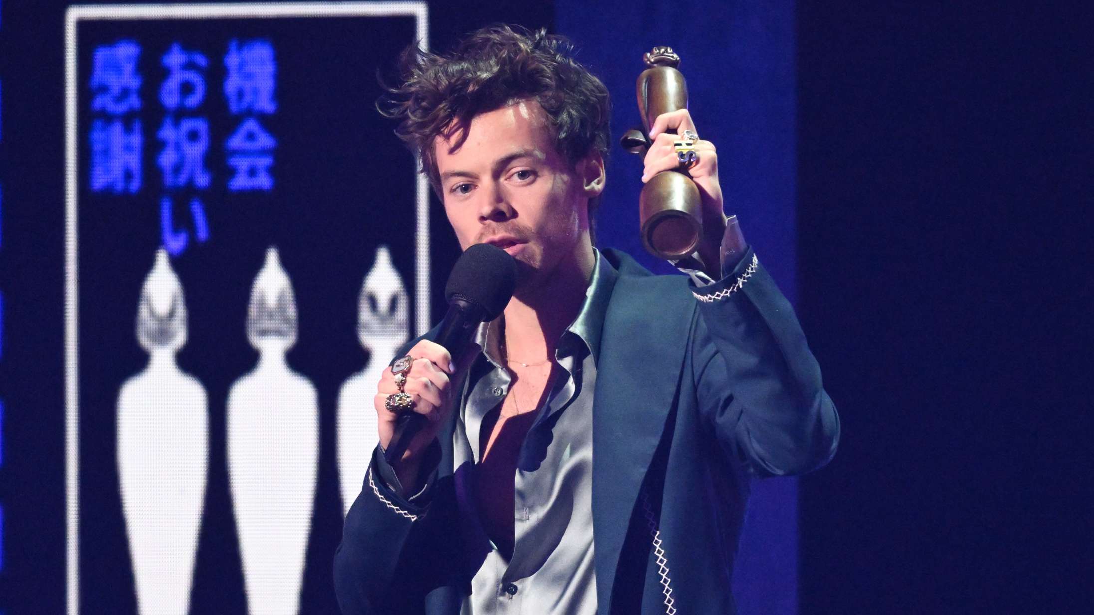 Harry Styles rydder bordet til Brit Awards – kommenterer Grammy-kontrovers i takketale