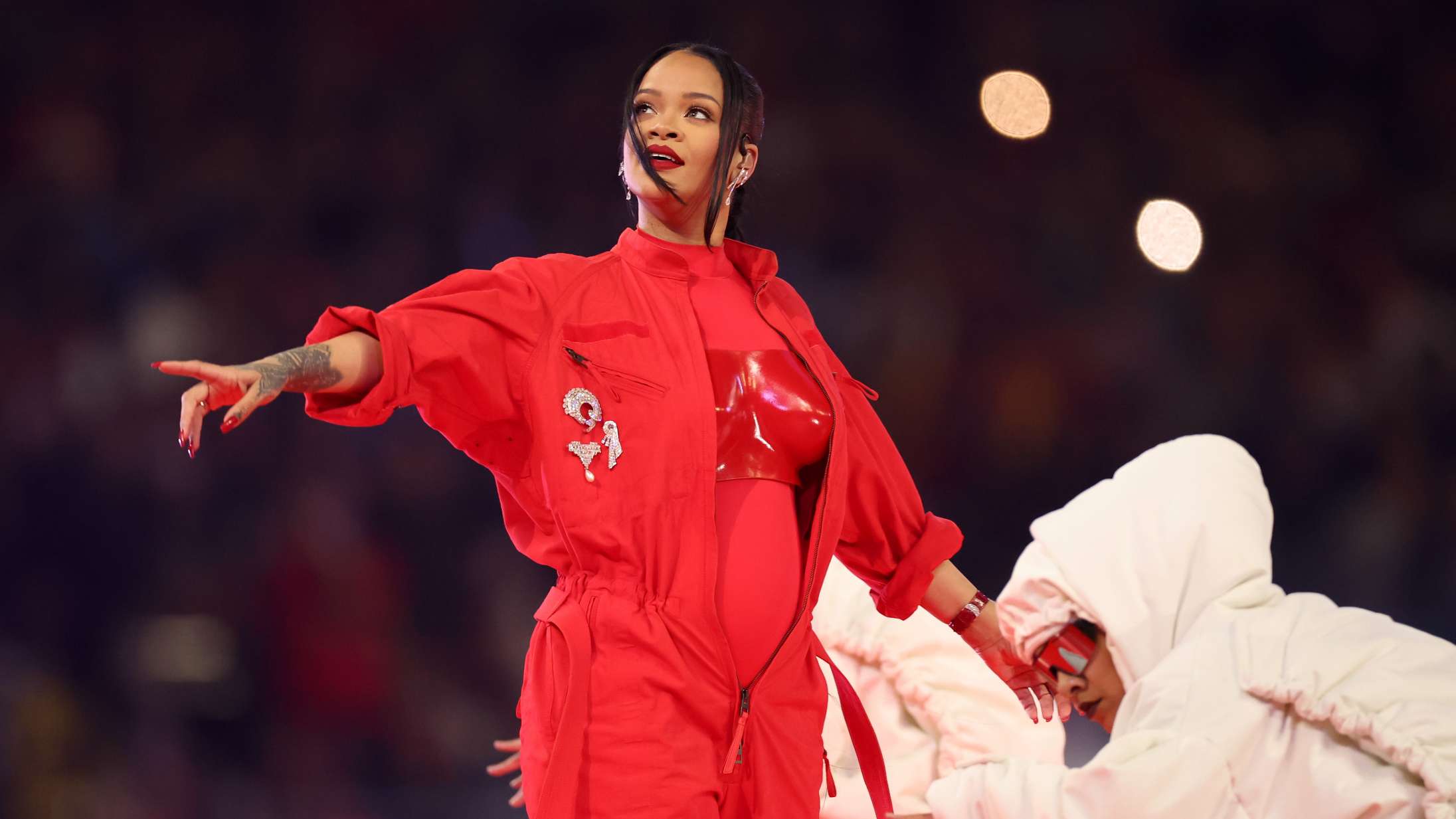 Se Rihanna vise babybulen frem under overlegen hitparade-optræden til Super Bowl