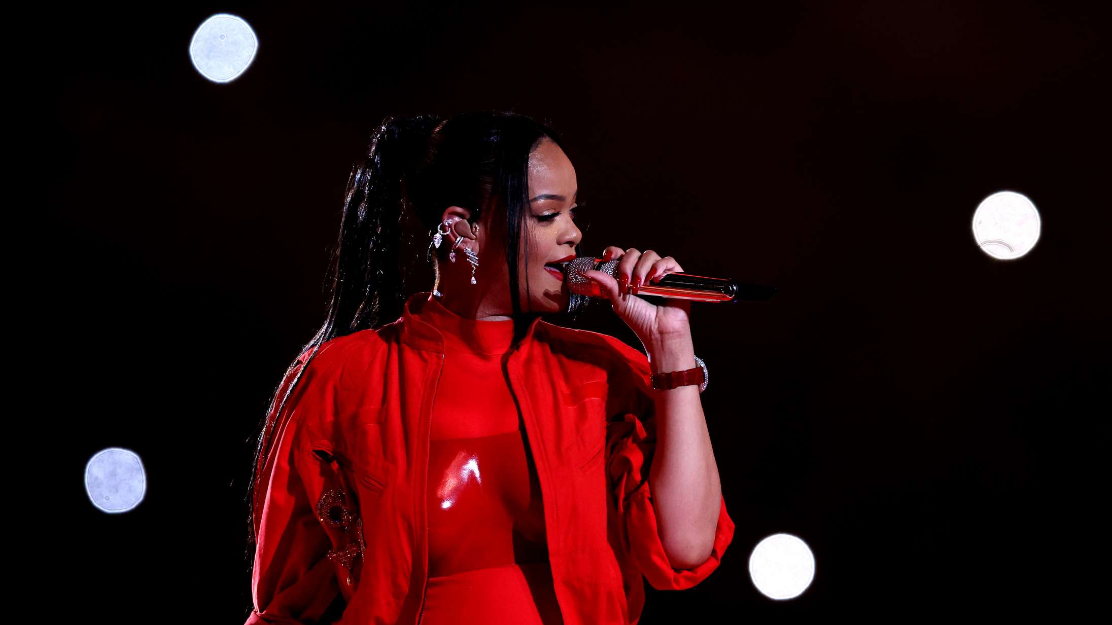 Rihannas Super Bowl-optræden havde højere seertal end selve kampen
