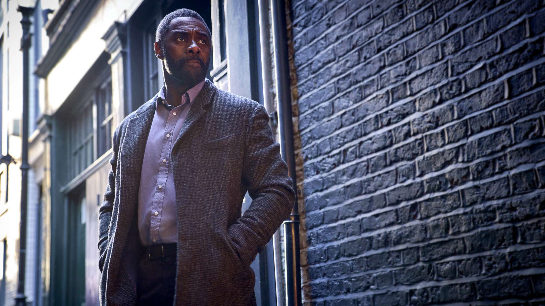 Idris Elba hjemsøges af psykopatisk seriemorder – se den nervepirrende trailer til ’Luther: The Fallen Sun’