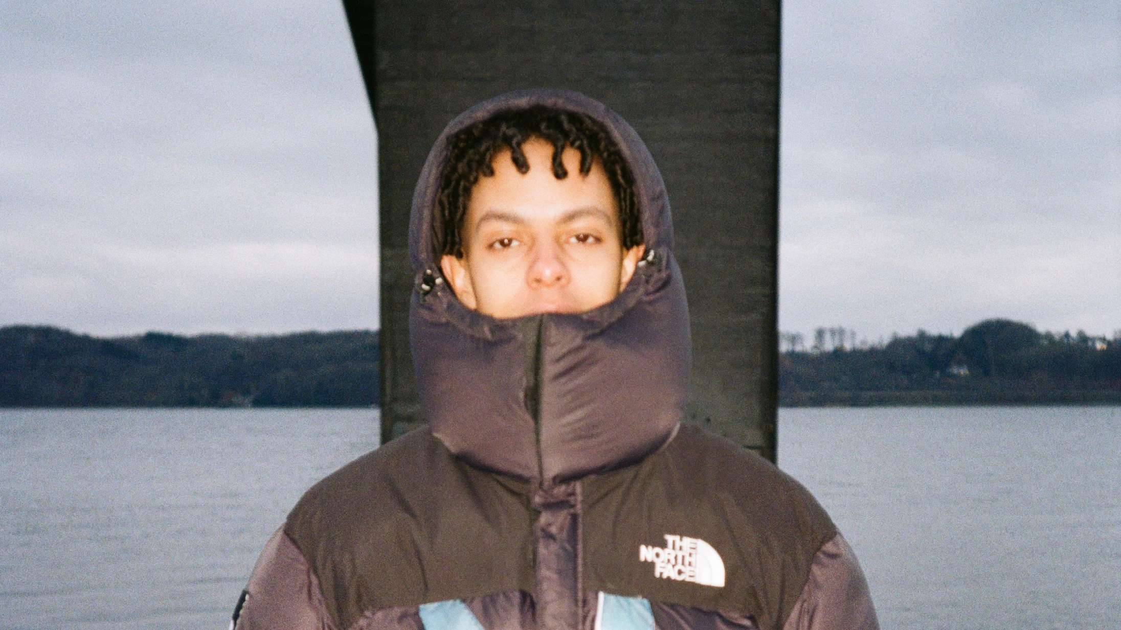 Premiere: Kundo gør gadedrengeliv i Vejle sort-hvid-sexet – se musikvideoen til debutsinglen ‘7100’