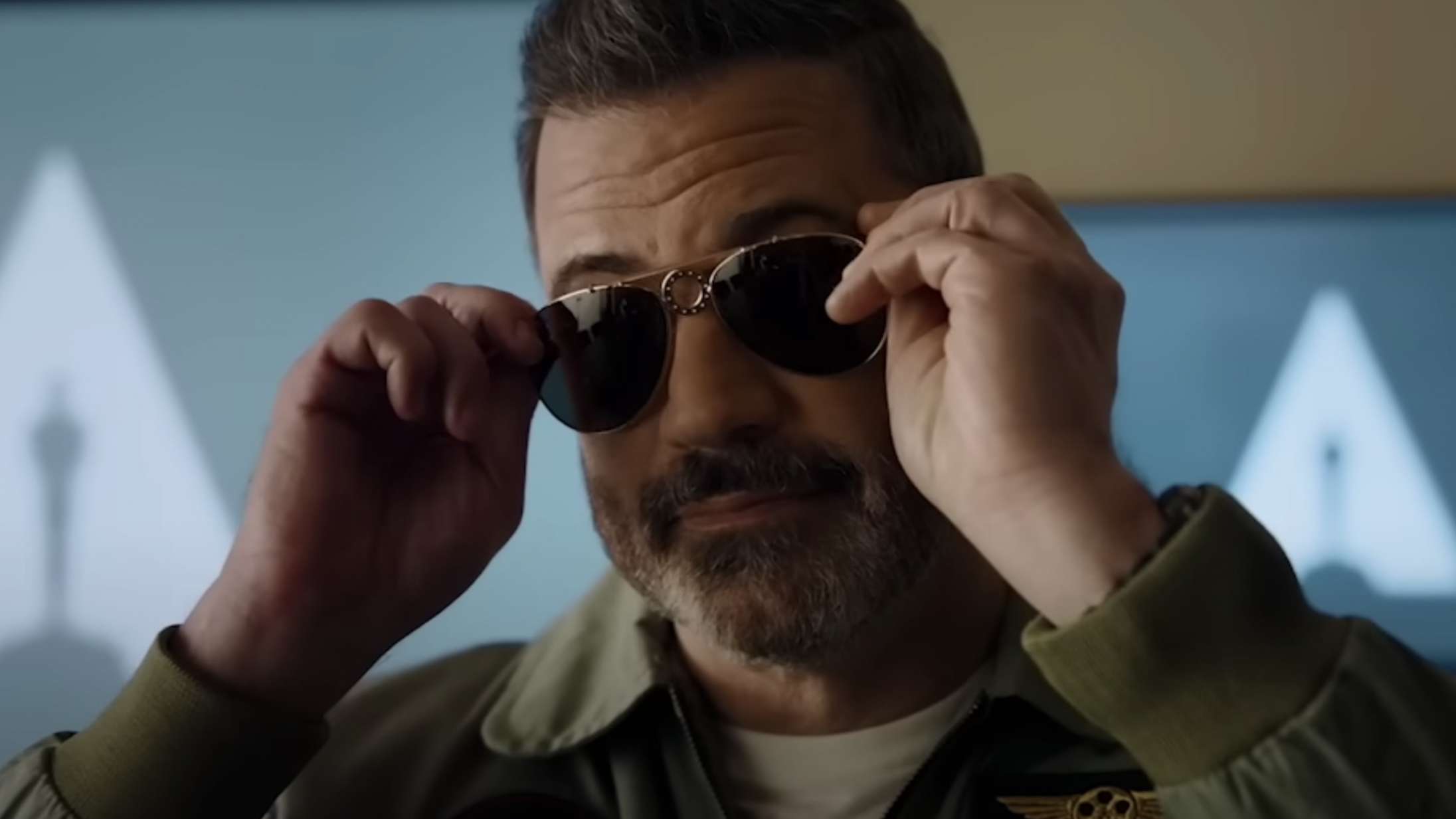 Jimmy Kimmel varmer op som »unslappable« Oscar-vært i stjernespækket ‘Top Gun:Maverick’-sketch