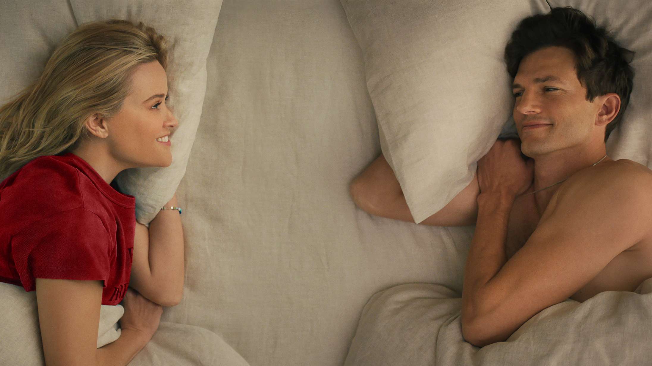 ’Your Place or Mine’: Reese Witherspoon og Ashton Kutcher har nøjagtigt nul kemi i Netflix’ nye romcom