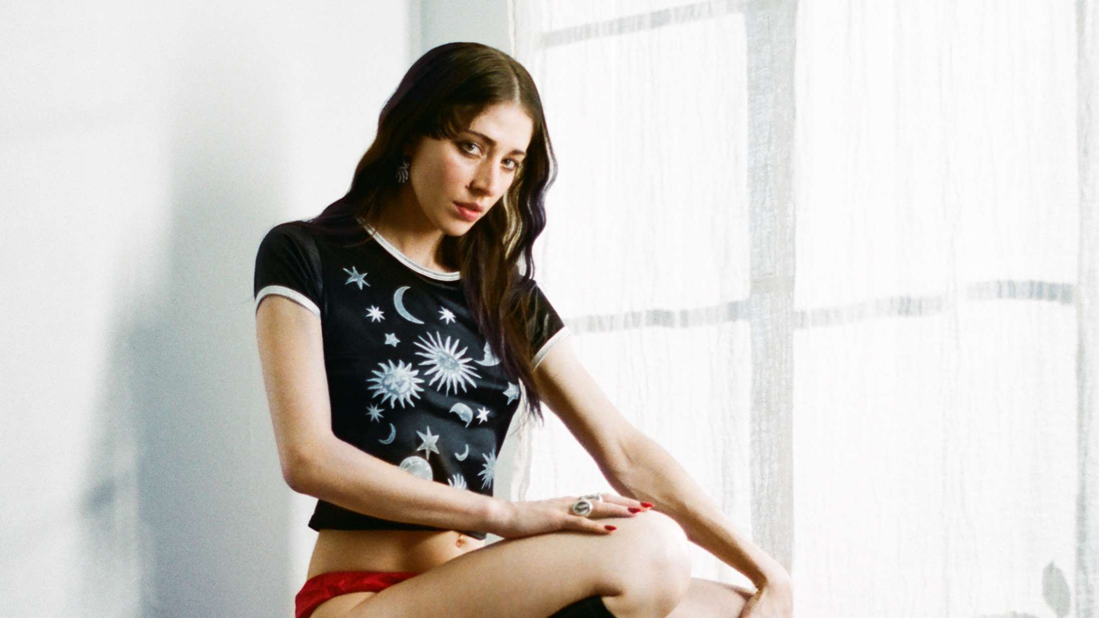 Caroline Polachek spiller spritny single og holder bizart oplæg hos Stephen Colbert – se videoen