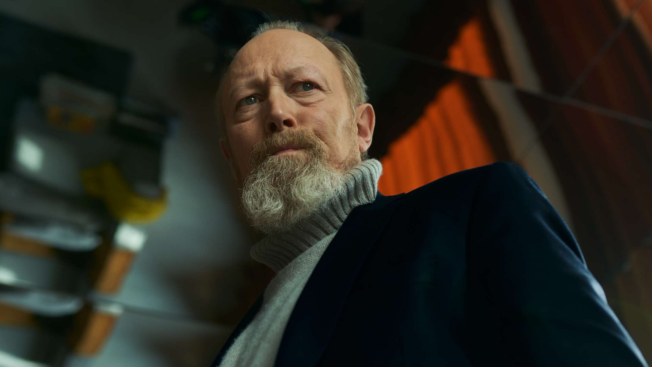 ’Forhøret’ sæson 3: Det er umuligt at tage øjnene fra Lars Mikkelsen i afslutningen på Viaplays konceptkrimi