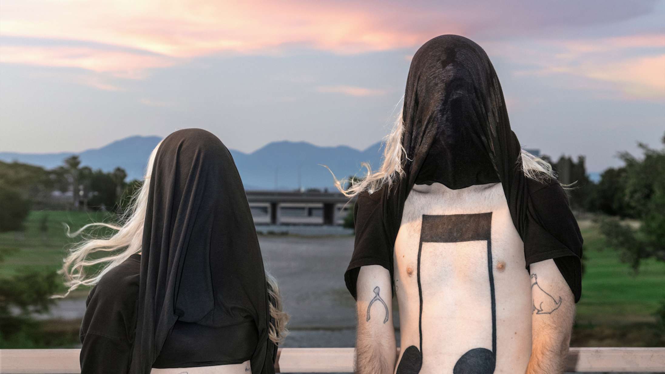 I 2019 revolutionerede 100 Gecs popmusikken – men på ‘10,000 Gecs’ har de fundet elguitaren frem