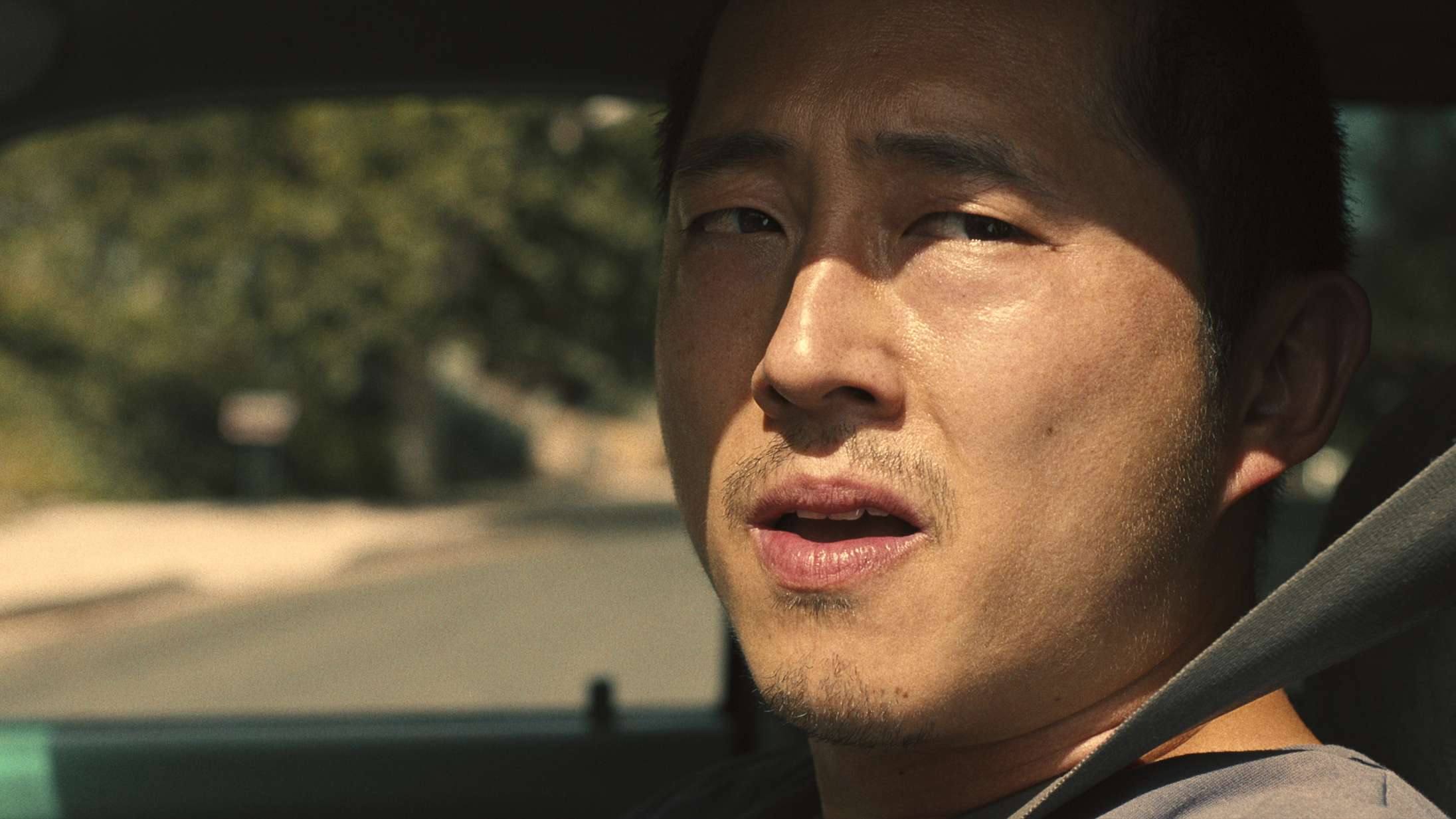 Steven Yeun og Ali Wong smadrer hinanden i trafikken – se traileren til Netflix-serien ‘Beef’ fra A24