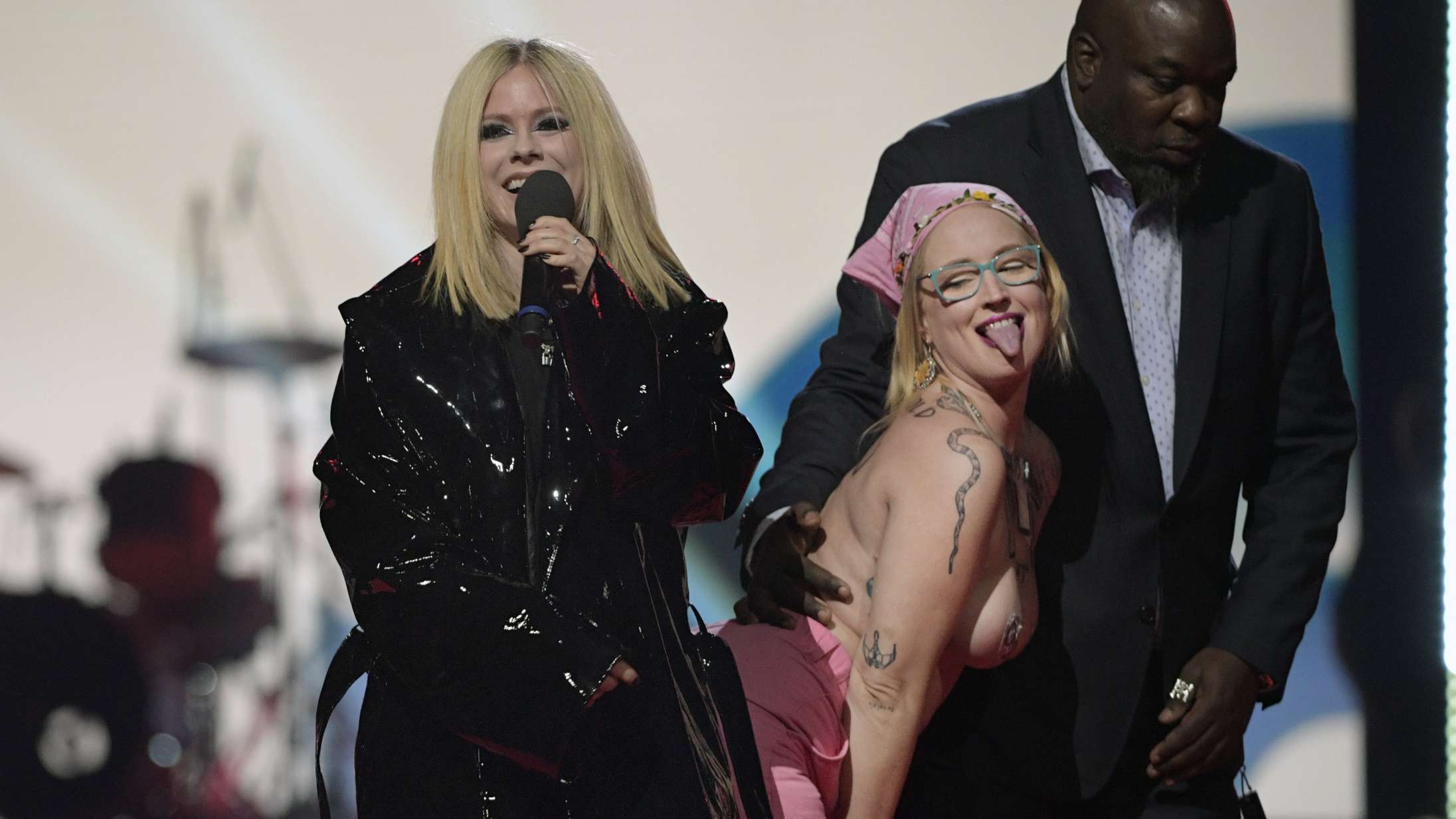 Avril Lavigne konfronterer topløs demonstrant på scenen: »Jeg fucker en bitch op«