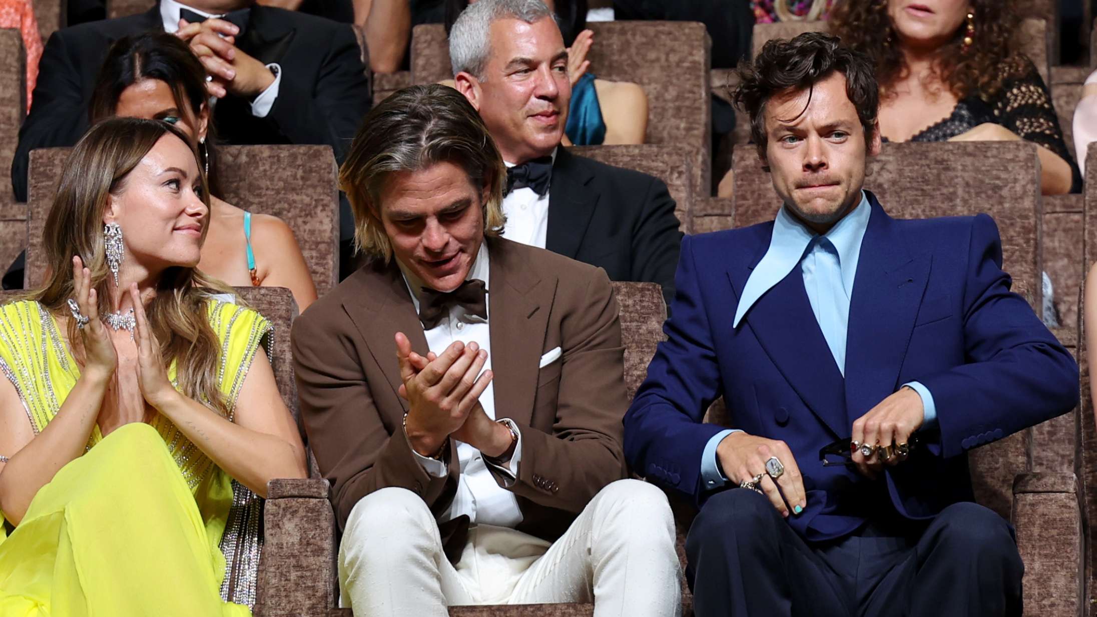 Chris Pine forklarer, hvad der faktisk skete, da internettet troede, Harry Styles spyttede på ham