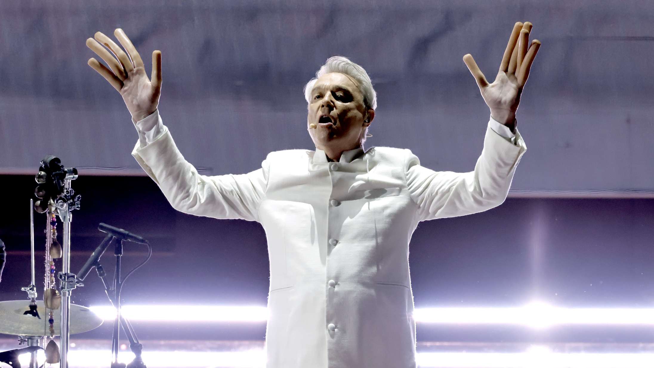 Se David Byrne indtage Oscar-scenen for første gang i 36 år – iført lange pølsefingre