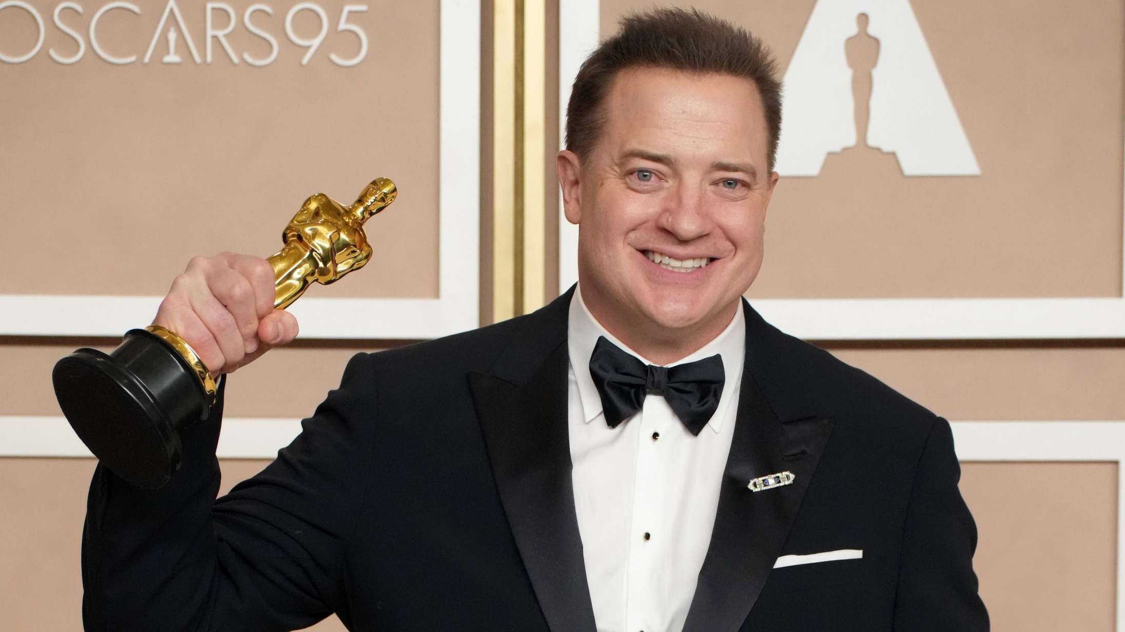 Se grådkvalt Brendan Fraser modtage sin første Oscar