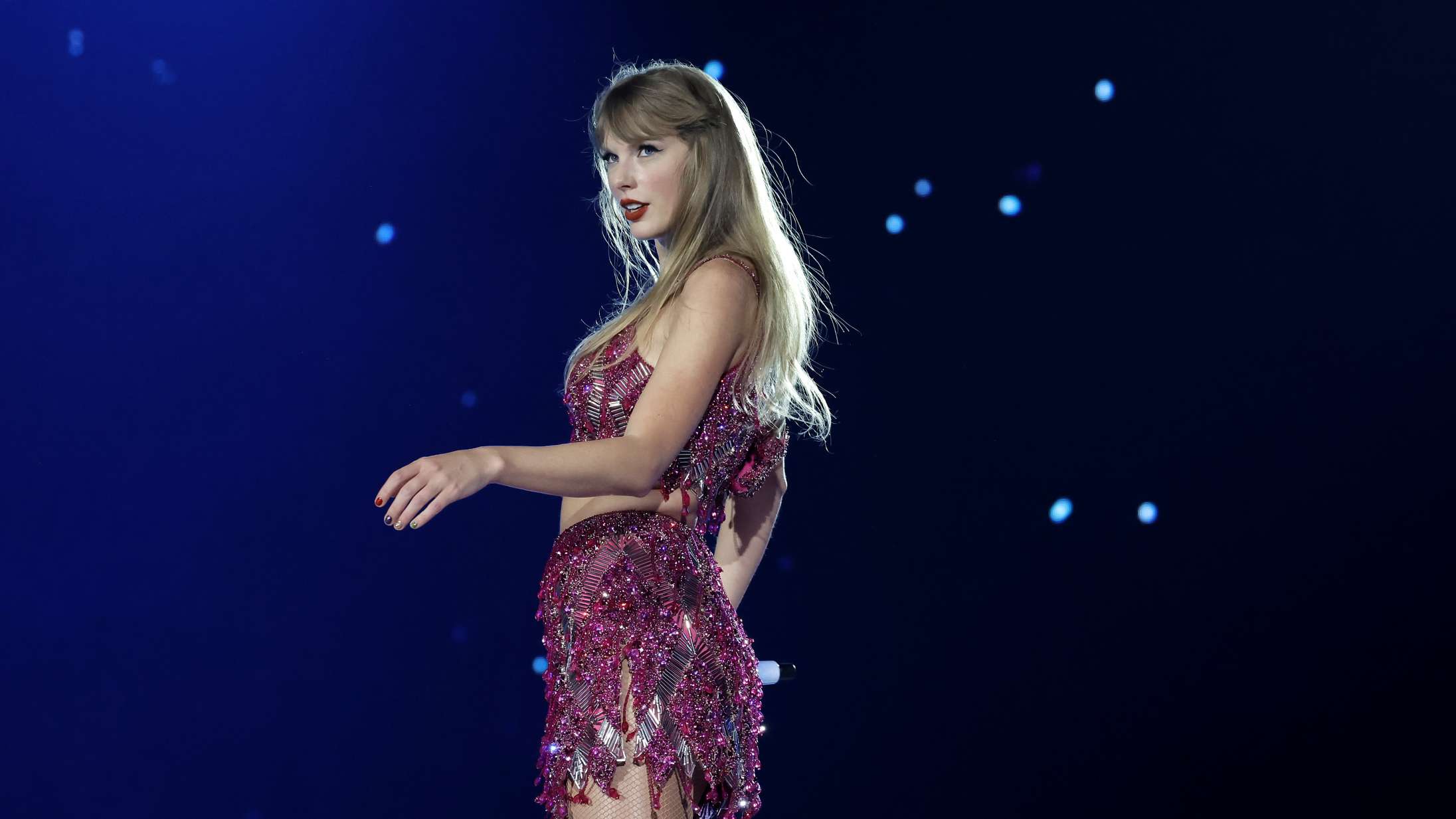Taylor Swift kæmpede tilsyneladende med at få vejret til ekstremt varm koncert i Brasilien, der kostede fan livet