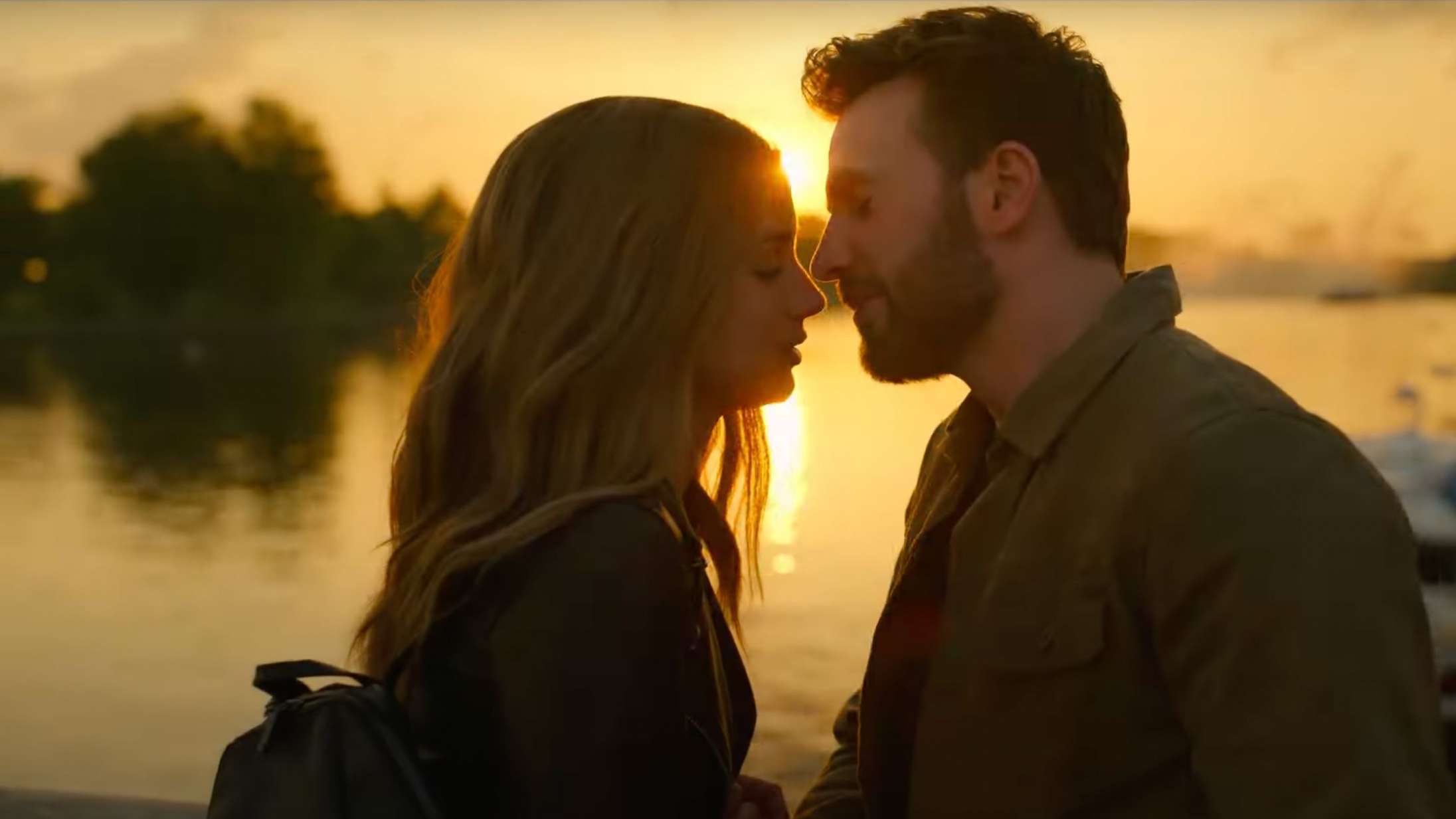 Ana de Armas og Chris Evans’ kærlighedsforhold tager en uventet drejning i ny actionfilm – se traileren til ‘Ghosted’