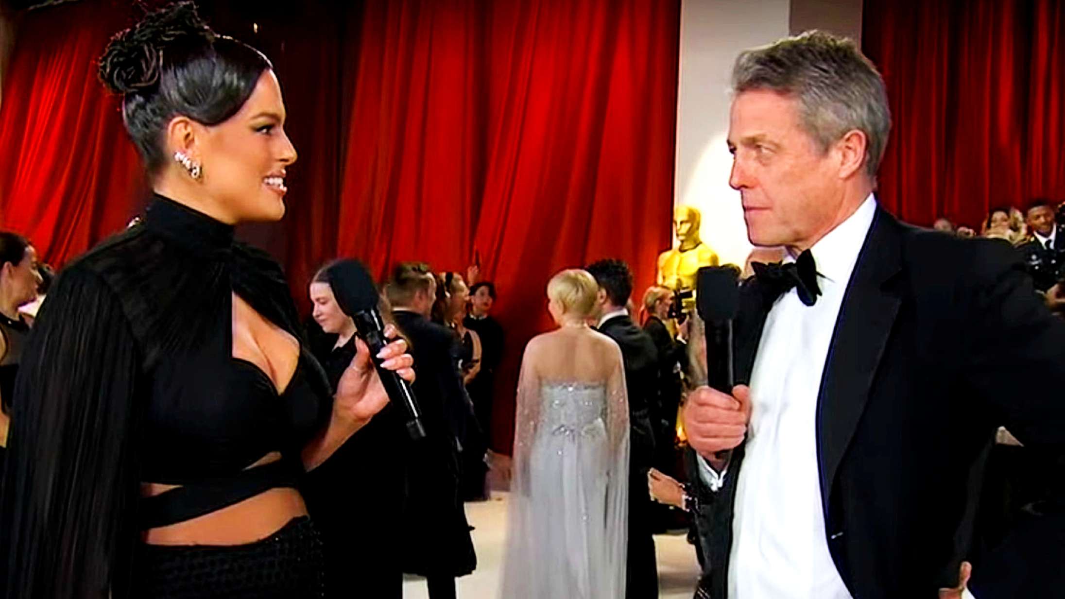 Hugh Grant kaldes en kæmpe nar efter Oscar-aftenens mest akavede interview