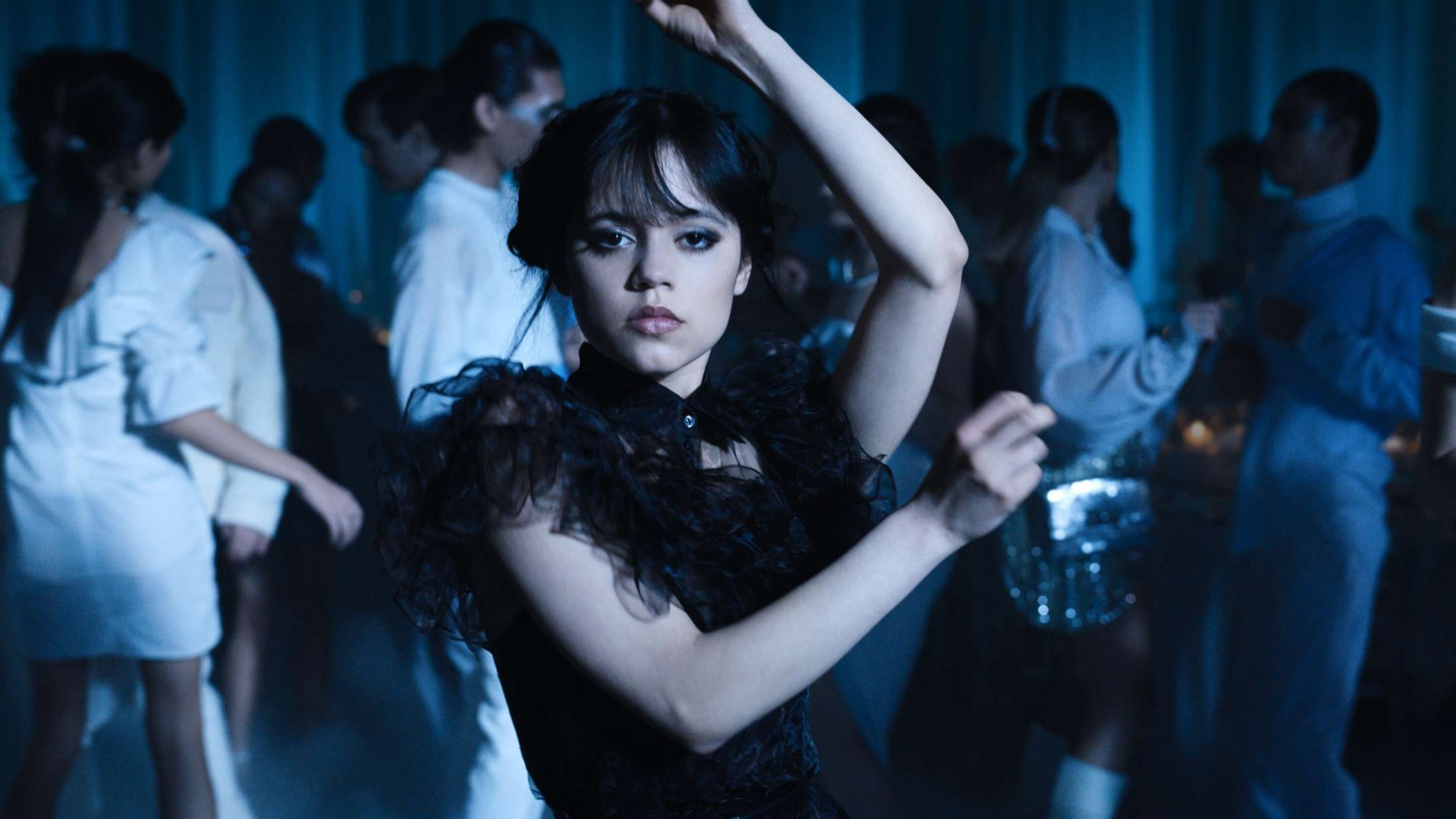 Jenna Ortega laver ‘Wednesday’-dansen en sidste gang i promovideo for ‘Saturday Night Live’