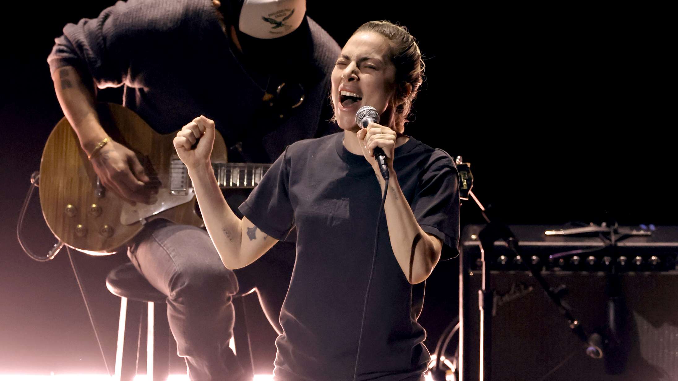 Lady Gaga giver ikke en fuck for glamour: Optrådte til Oscar-showet i t-shirt og jeans