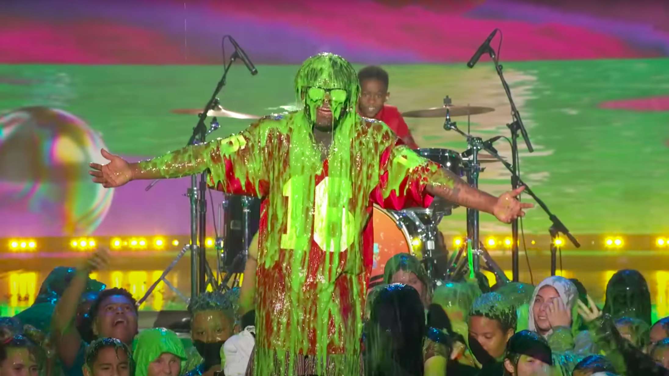 Se Lil Uzi Vert blive spulet med grønt slim