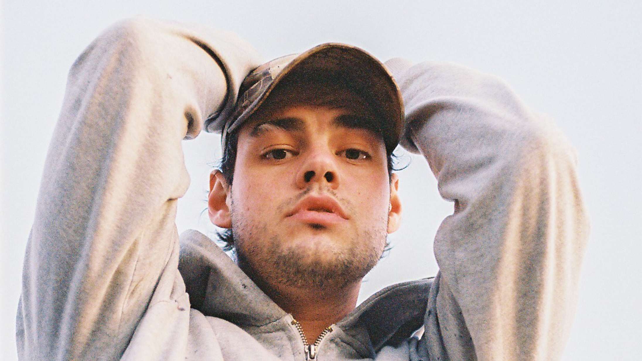 Premiere: Danske Threesixfive giver garagerocken en hyperpop-overhaling på debutsinglen ‘YeahYeahYeah’