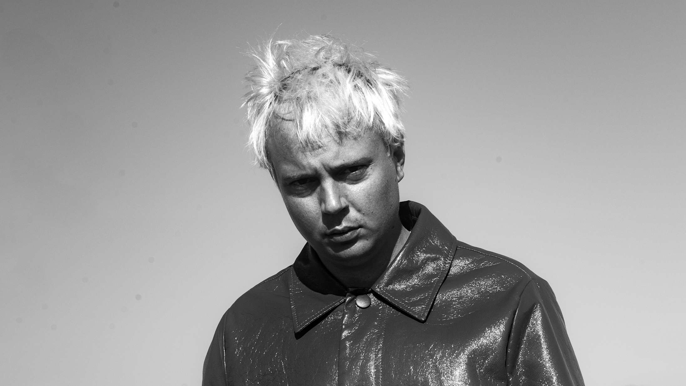 Andreas Odbjerg hylder de dårlige vaner på årets første single – hør ‘Smugryger’