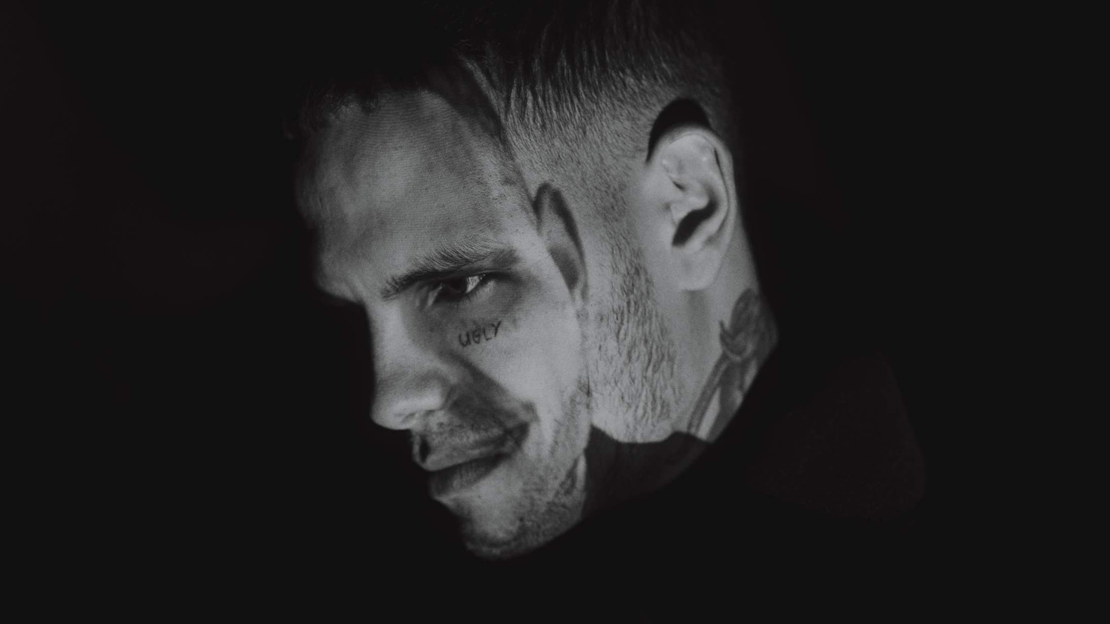 På rockværket ‘Ugly’ kigger Slowthai dybt ind i spejlet – og finder meget mere end hudorme