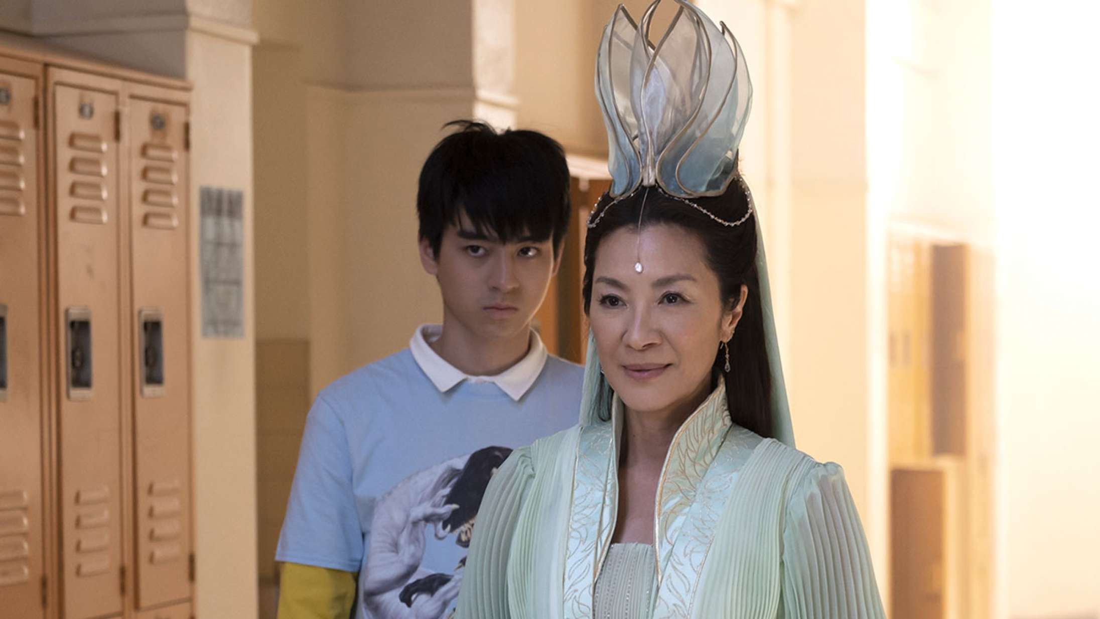 Michelle Yeoh er mytisk gud i actionspækket high school-serie – se traileren til ‘American Born Chinese’
