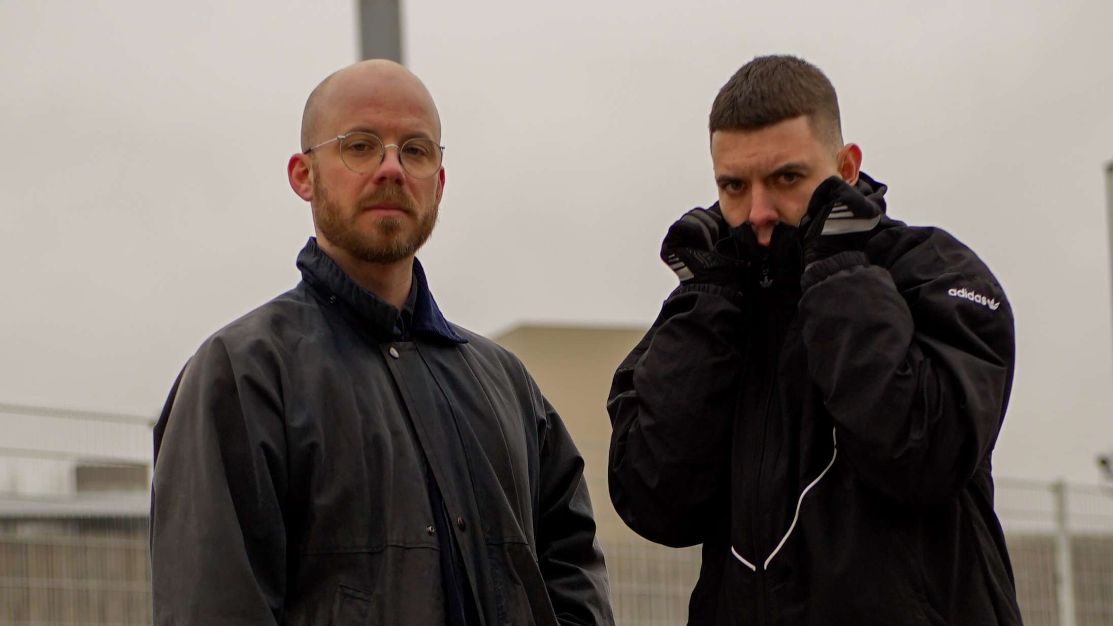 Premiere: Caspar Erics handicapdigte er blevet til en dyster, dirrende sang – se musikvideoen til Intet Altids ‘Ekko’