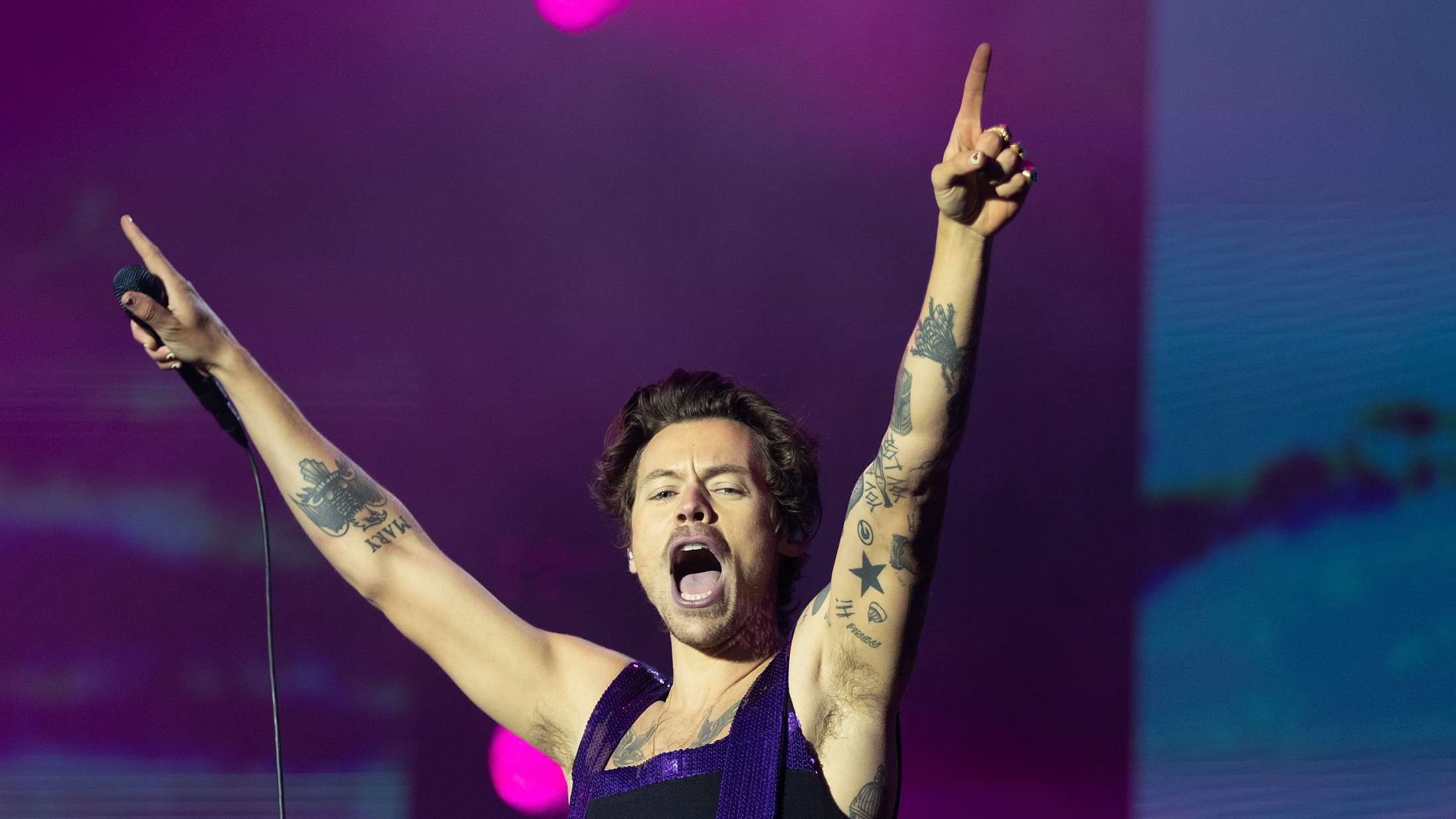 Hvad sker der lige for, at så mange koncertgængere kaster genstande efter popstjerner for tiden?