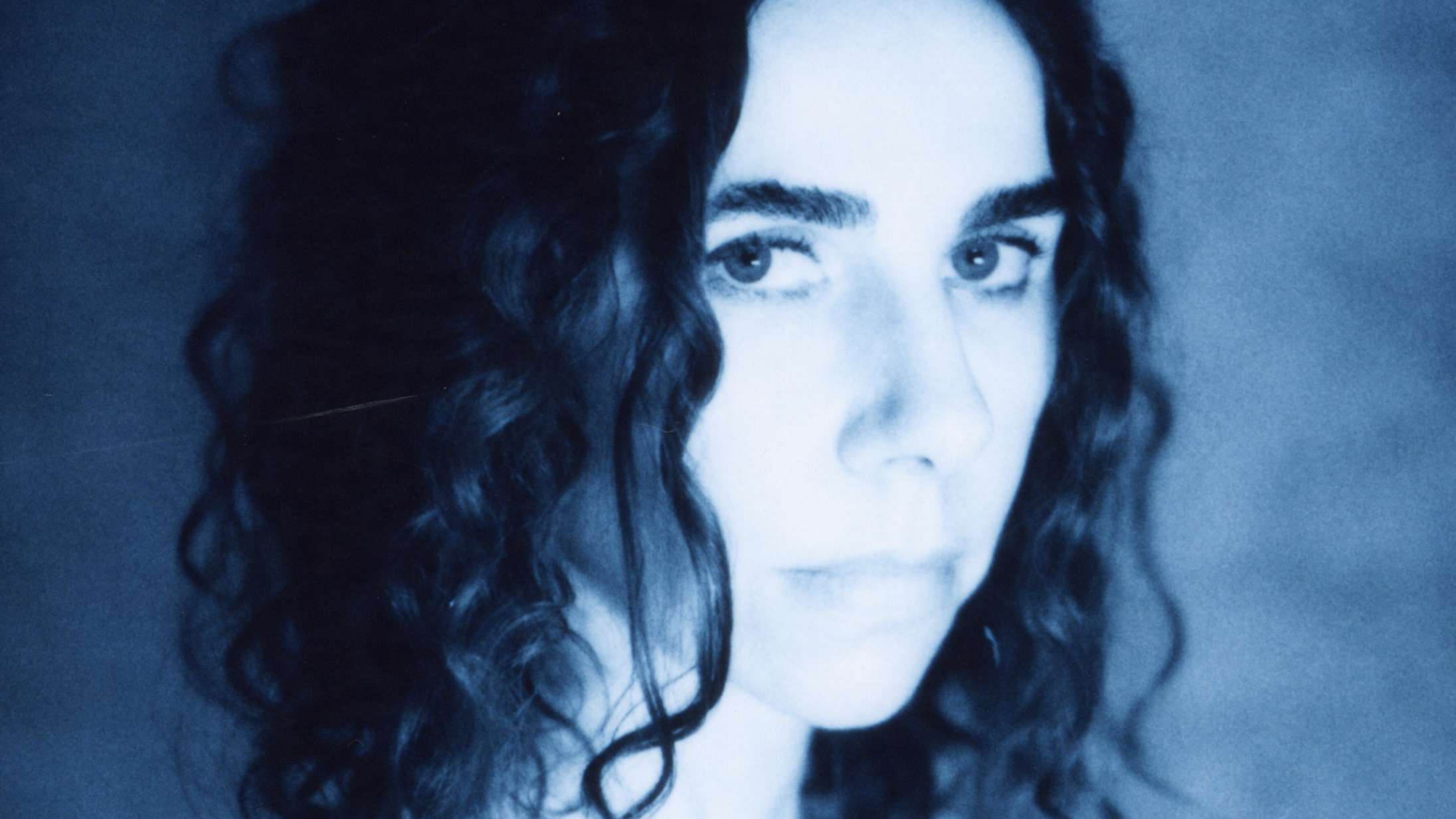 ‘I Inside the Old Year Dying’: Vi skal være taknemmelige for at kunne følge PJ Harvey ind i mørket