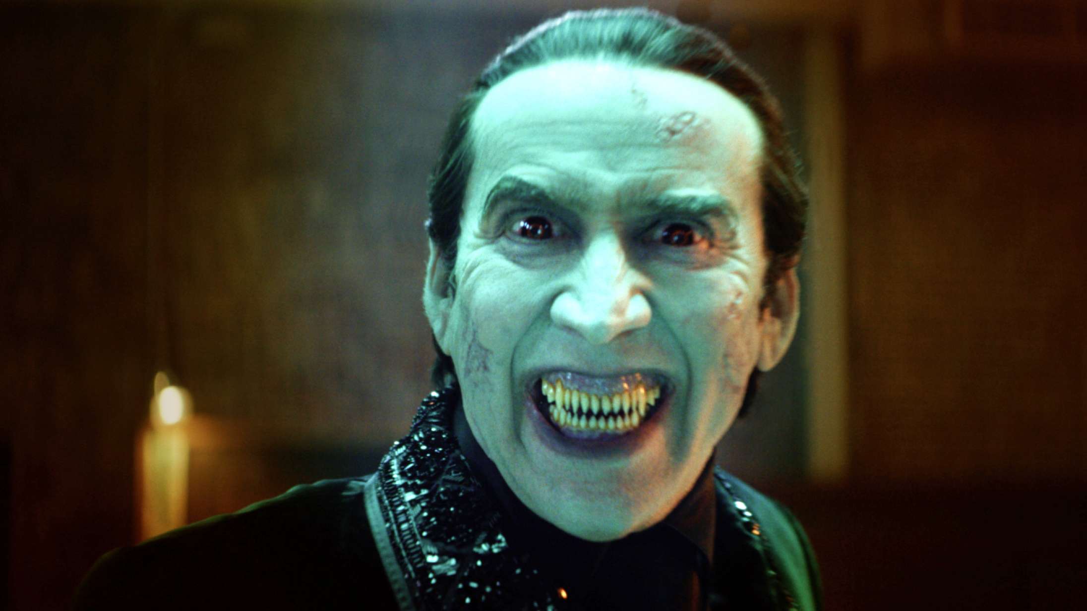 ‘Renfield’: Nicolas Cage giver den hele armen som Dracula i en pærevælling af en film