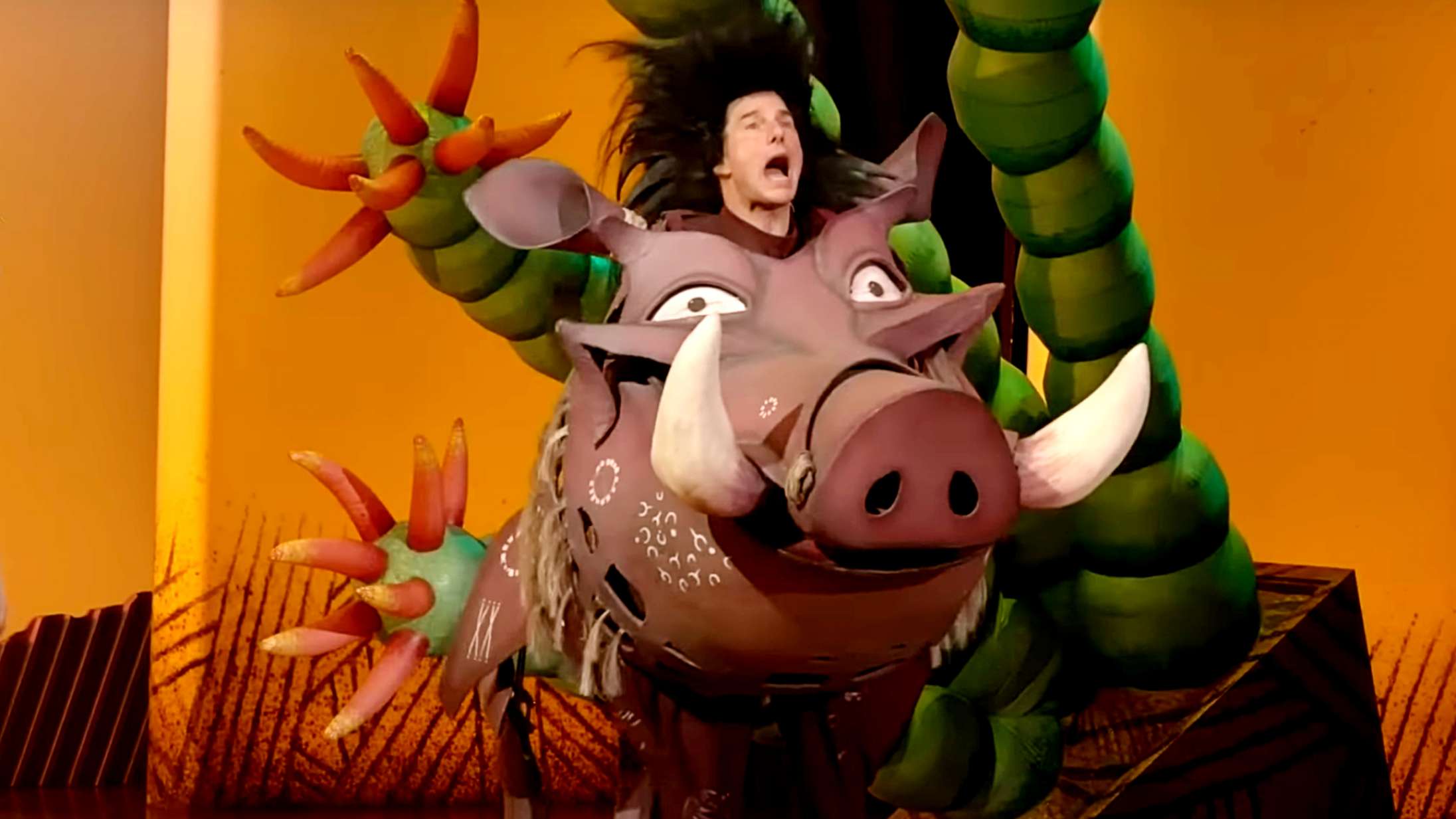 Tom Cruise synger Hakuna Matata udklædt som Pumba i James Cordens stjernespækkede afslutningsshow