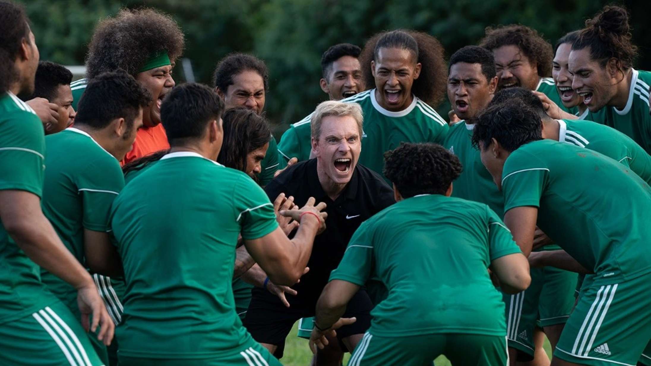 Michael Fassbender træner talentløst landshold i Taika Waititis fodboldfilm – se traileren til ‘Next Goal Wins’