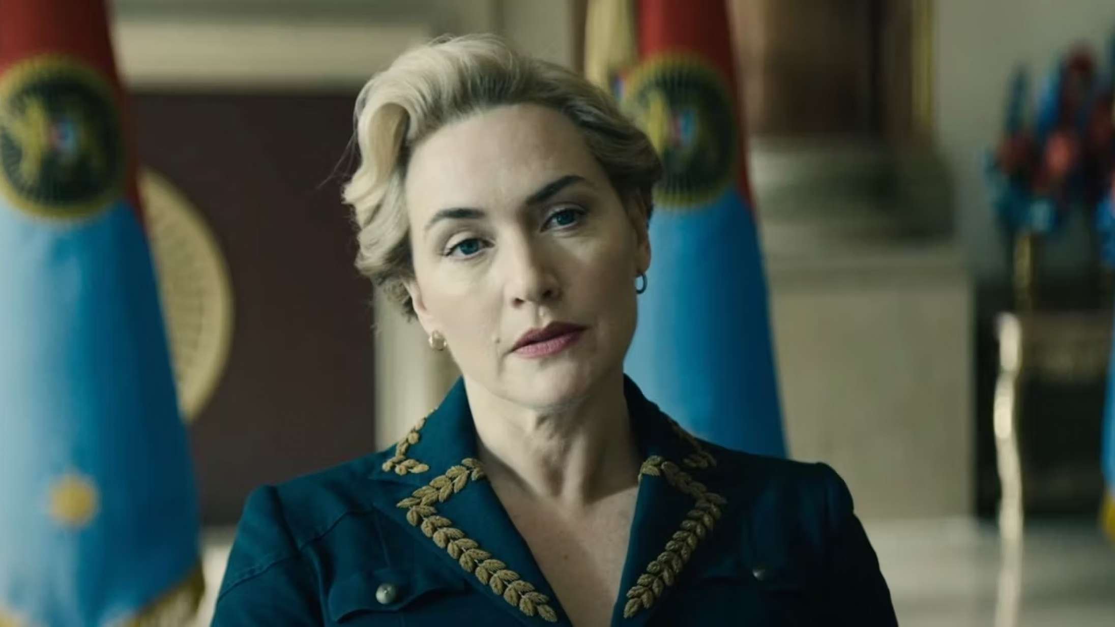 Kate Winslet styrer sit land med selfies og vold i traileren til ‘The Regime’