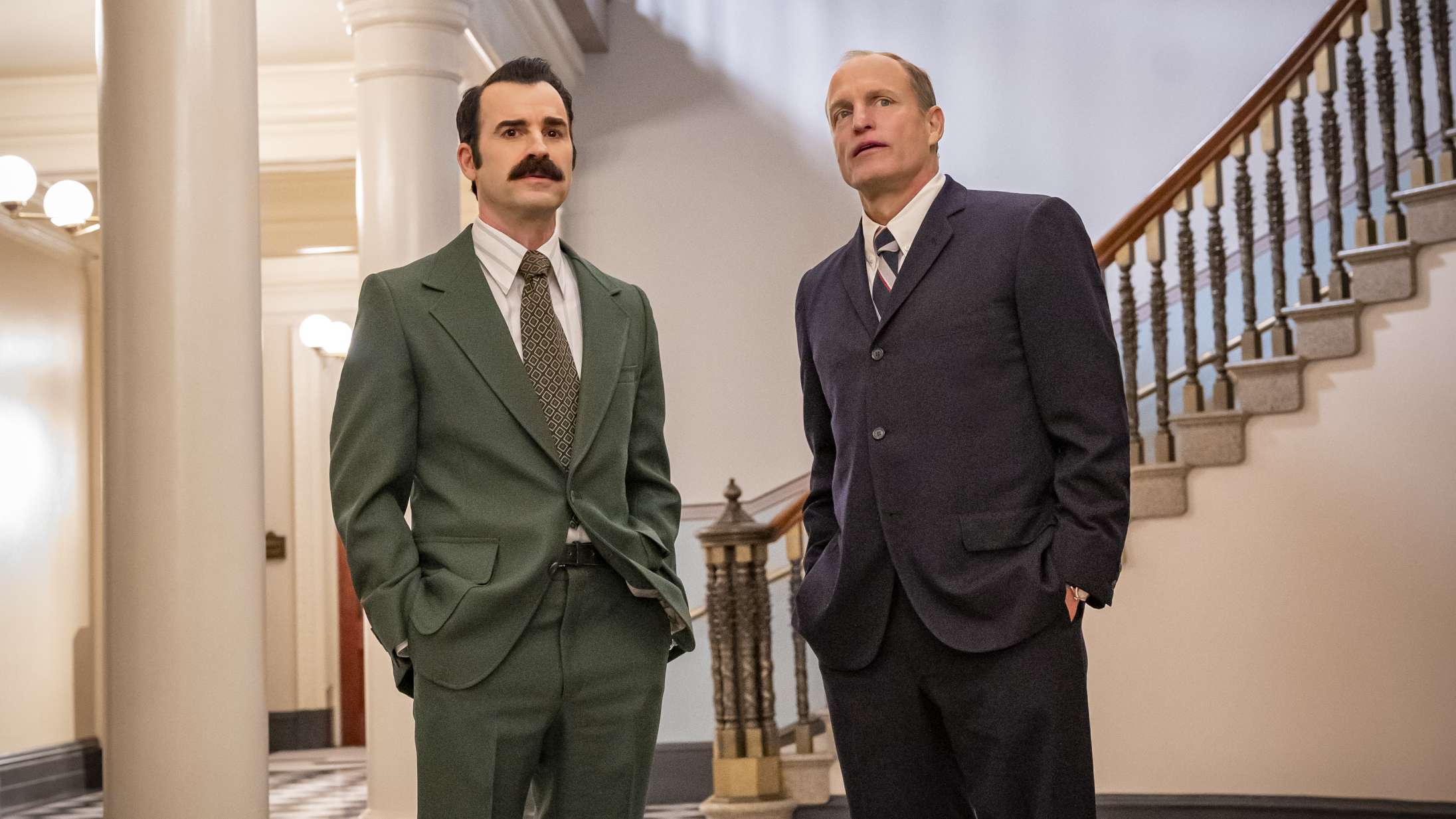 ’White House Plumbers’: Woody Harrelson og Justin Theroux giver den hele armen i ny serie om Watergate-skandalen