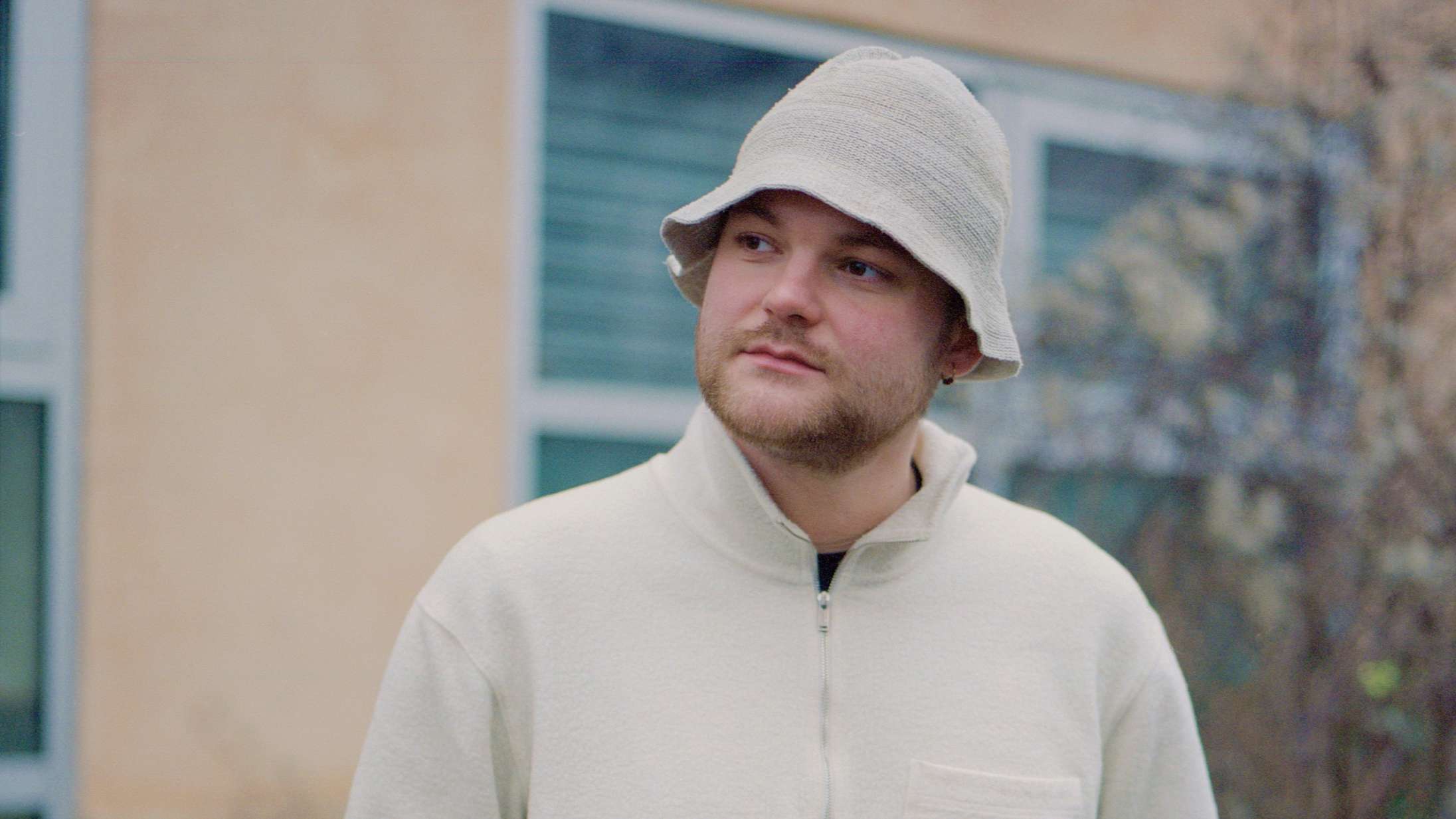 ‘Det hele handler om dig’: Hvorfor gør August Høyens eksistentielle smerte slet ikke ondt?