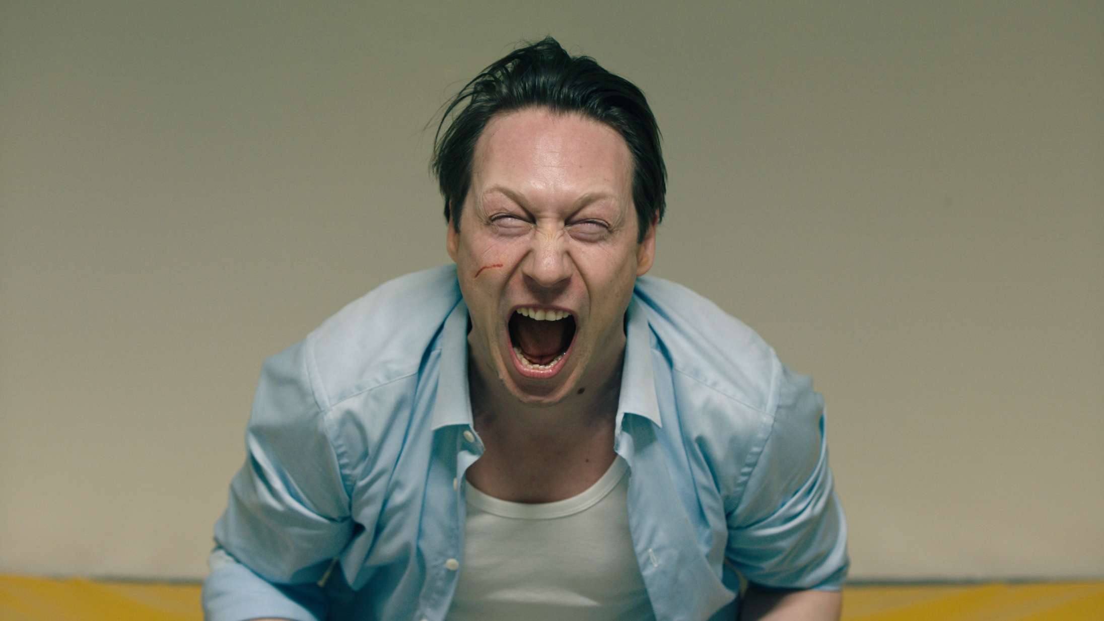 Se første klip fra ‘Exit’ sæson tre – med rige svin i frit fald