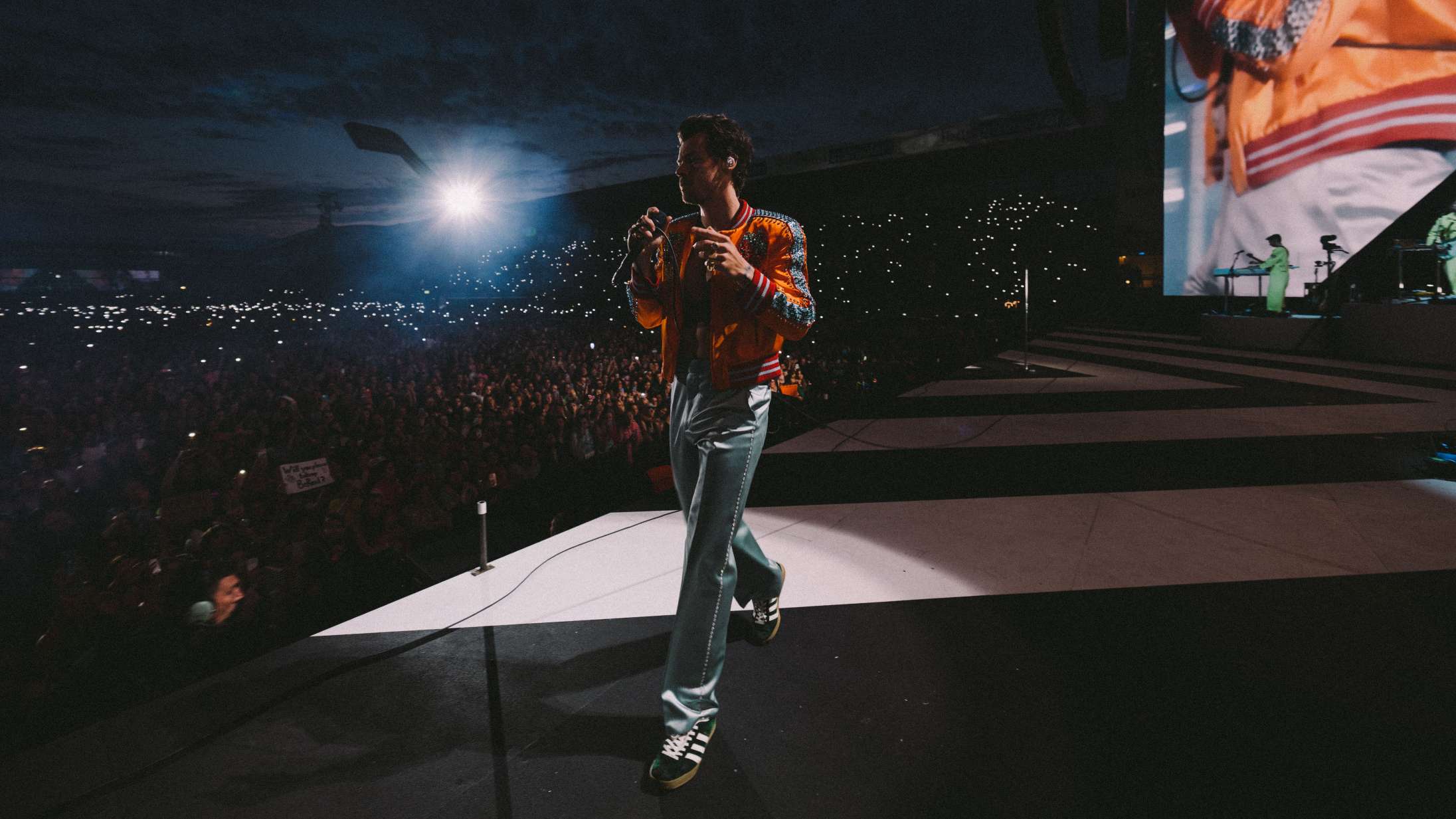 Harry Styles hjalp en fan med at springe ud under gigantisk kærlighedsfest i Horsens