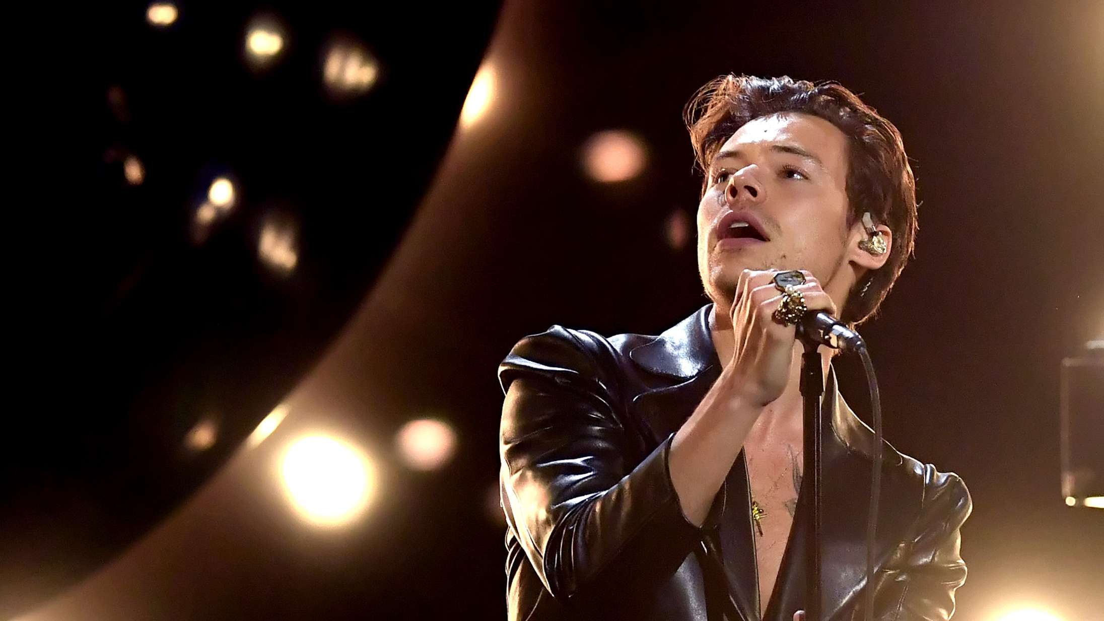 Se Harry Styles spille ny sang om Liam Payne på toåret for hans død