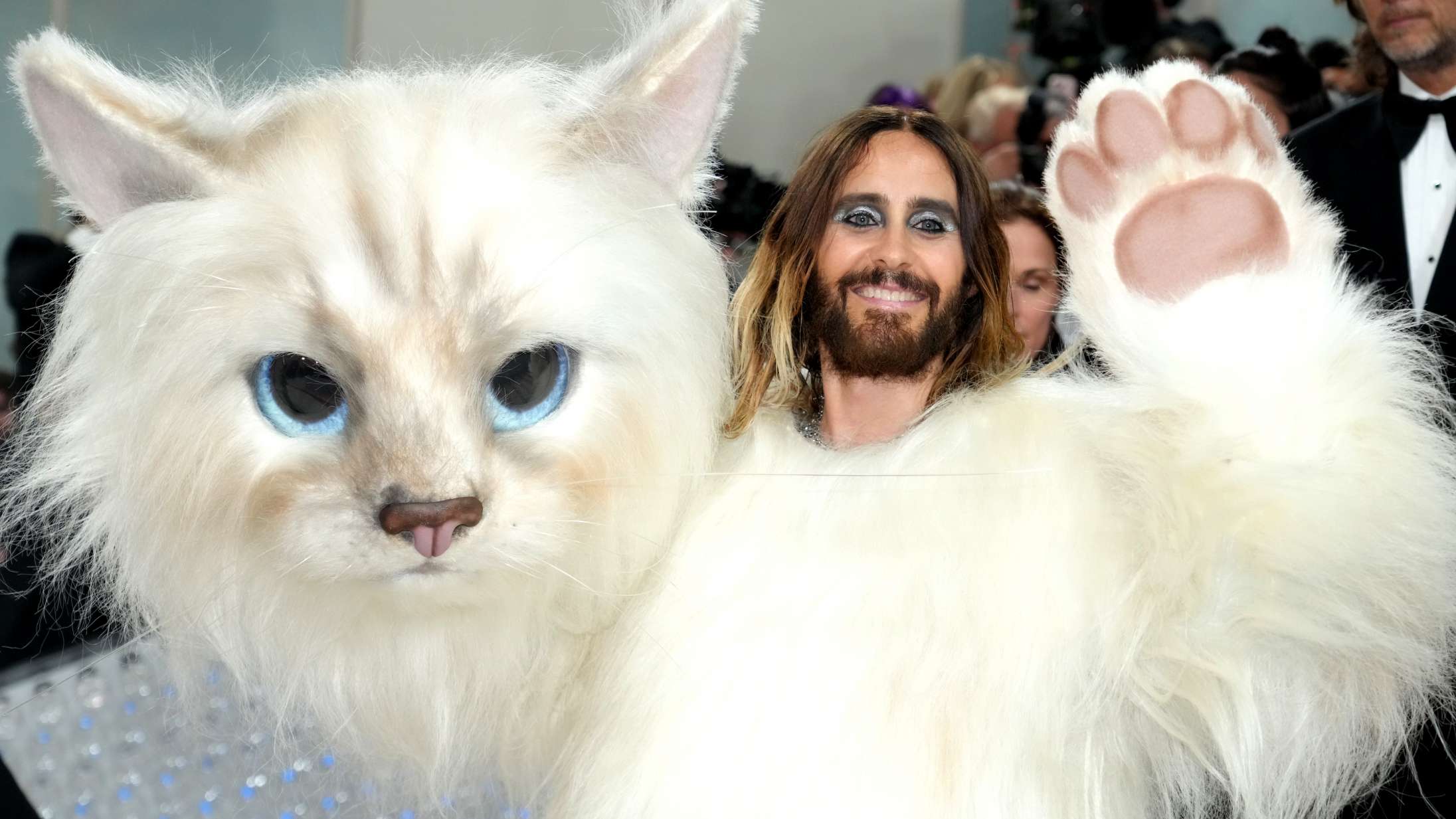 Doja Cat og Jared Leto dukkede op til Met Gala udklædt som ikonisk modedesigners kat