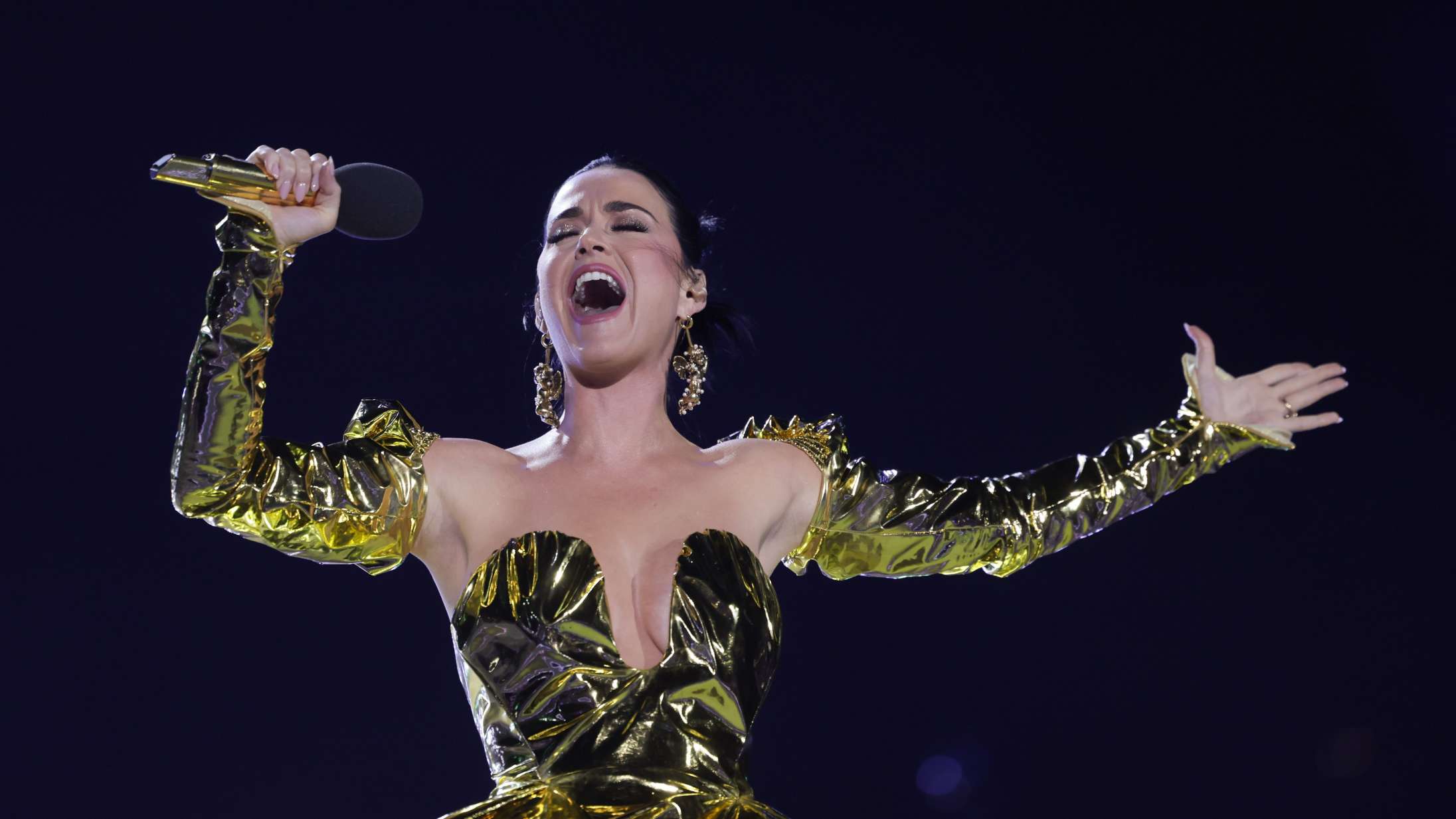 Katy Perry kunne ikke finde sin plads til kong Charles’ kroning – se den virale video