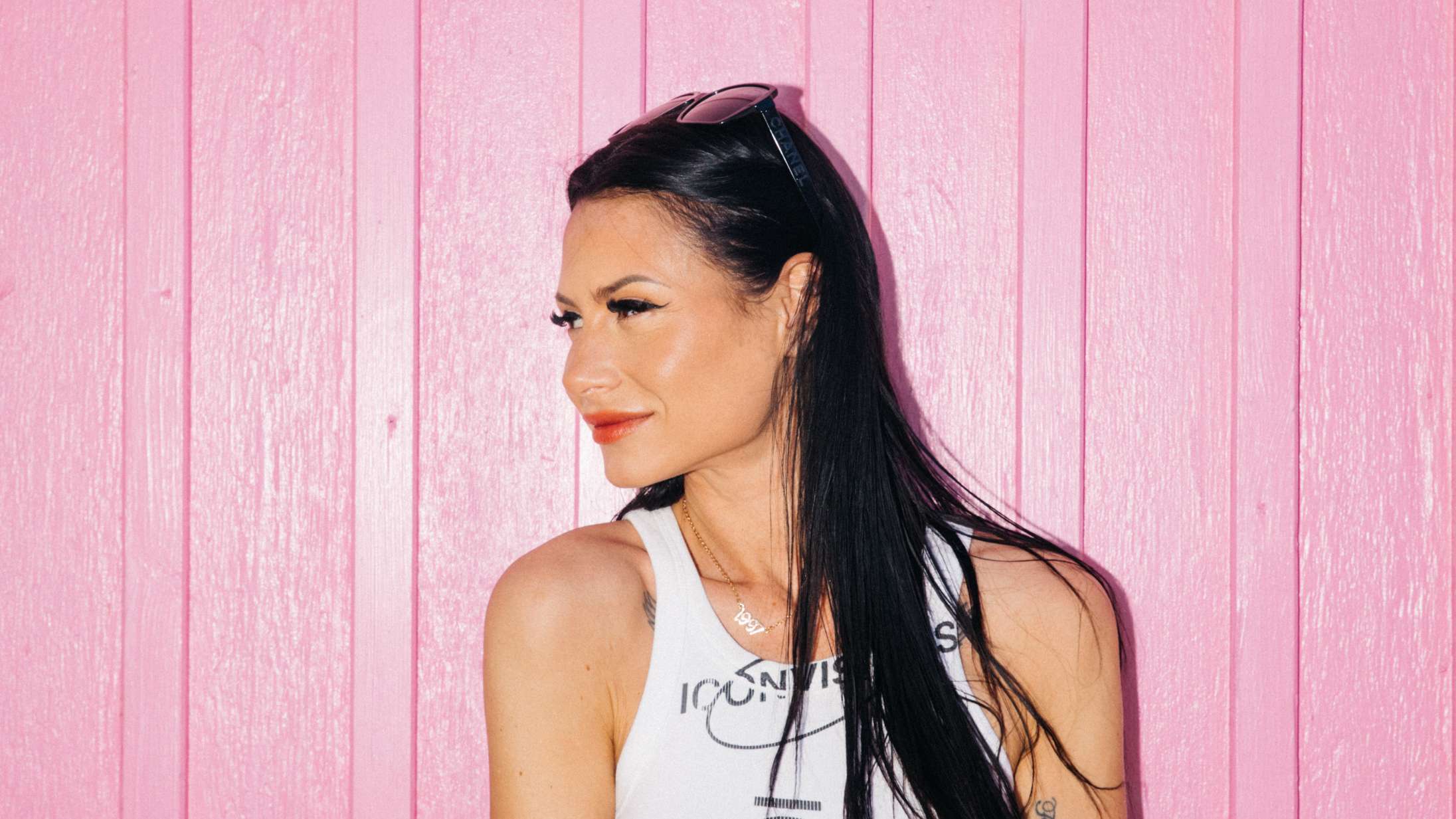 ‘Tessas hævn – igen bitch’: Tessa udgiver deluxe-versionen af sit debutalbum