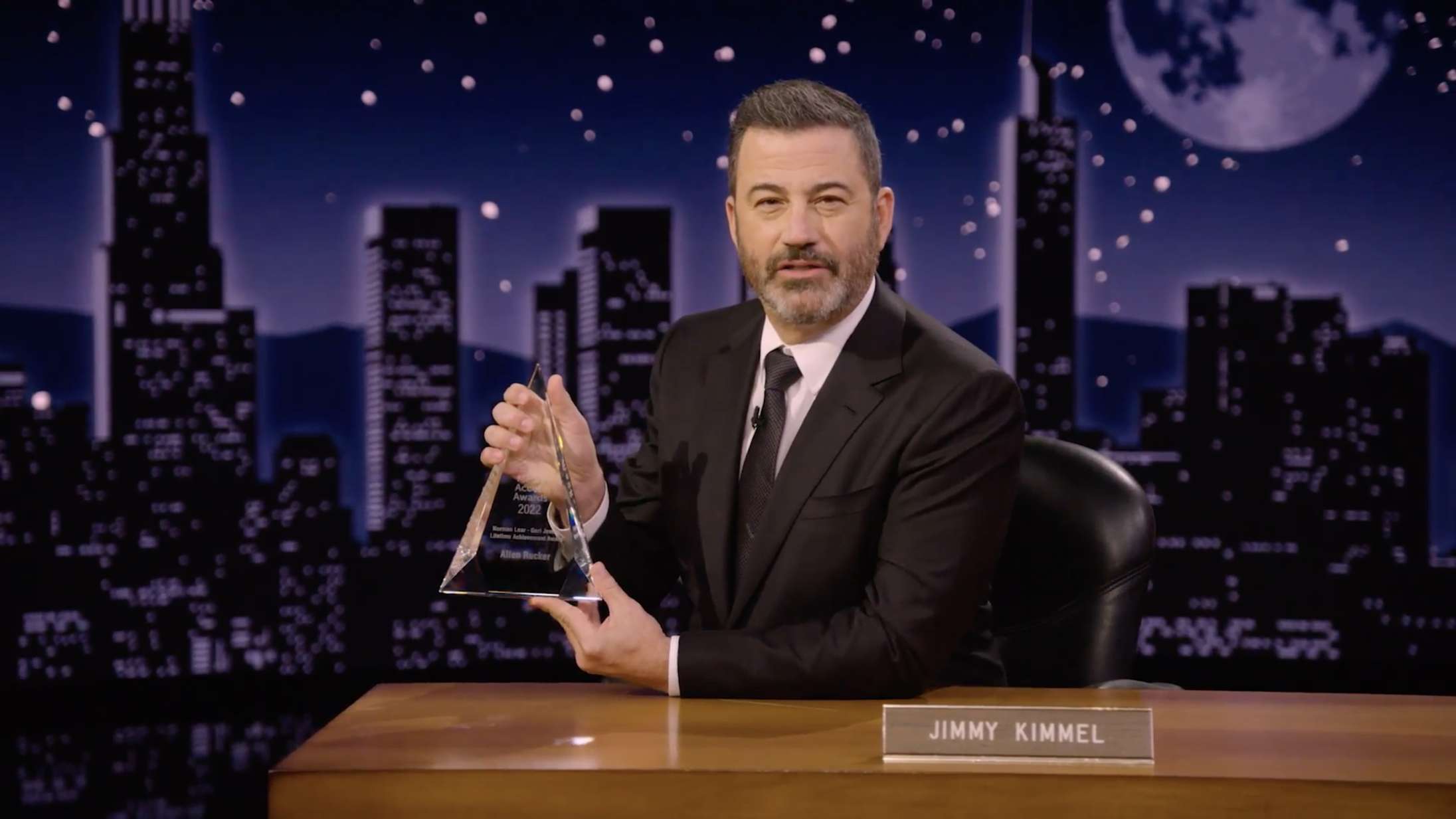 »Fornærm ikke vores store diktator«: Late night-værter sviner Trump i solidaritet med Jimmy Kimmel