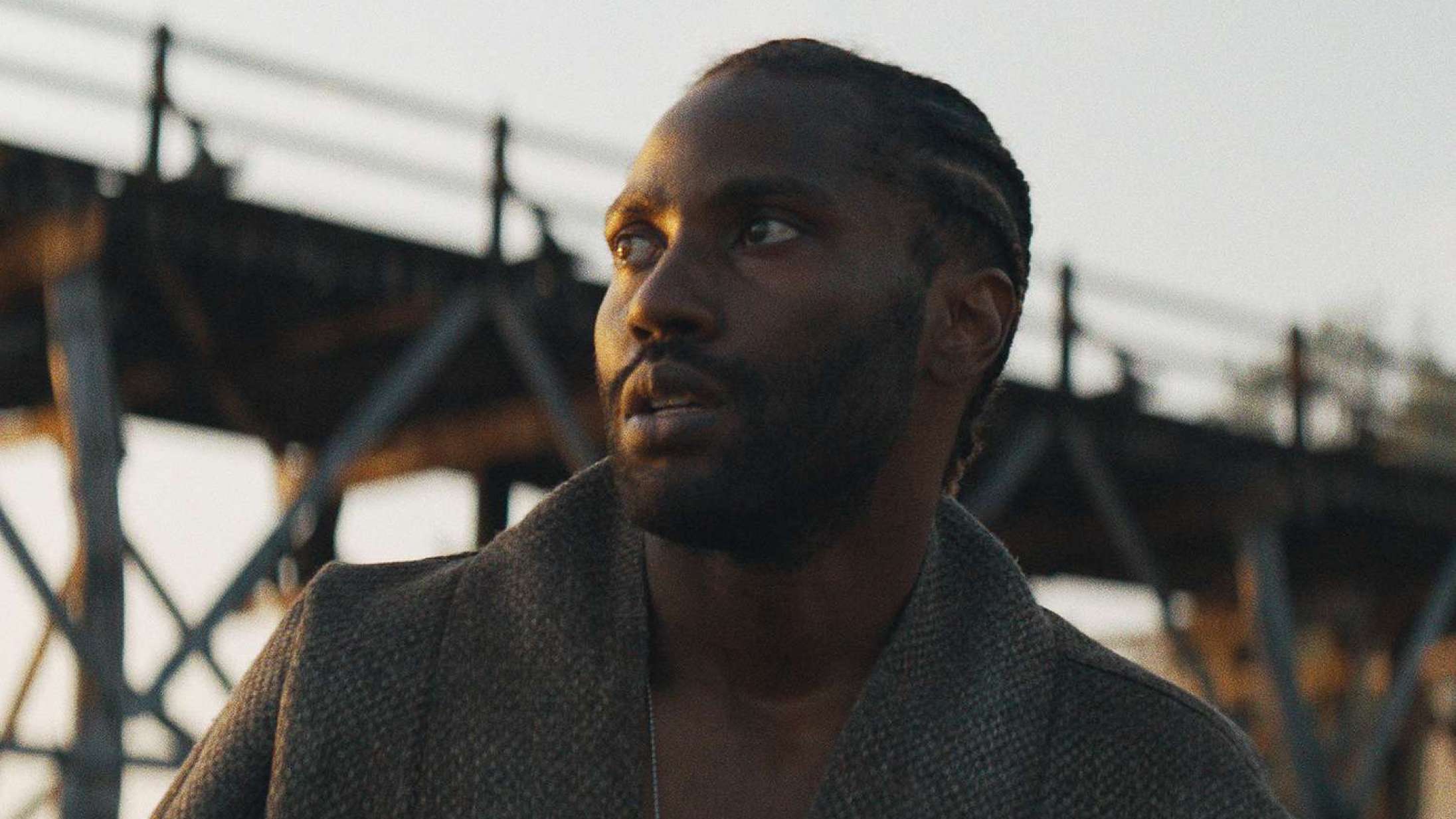 John David Washington skal redde verden fra ond kunstig intelligens i første trailer til ‘Rogue One’-instruktørs store sci-fi-brag