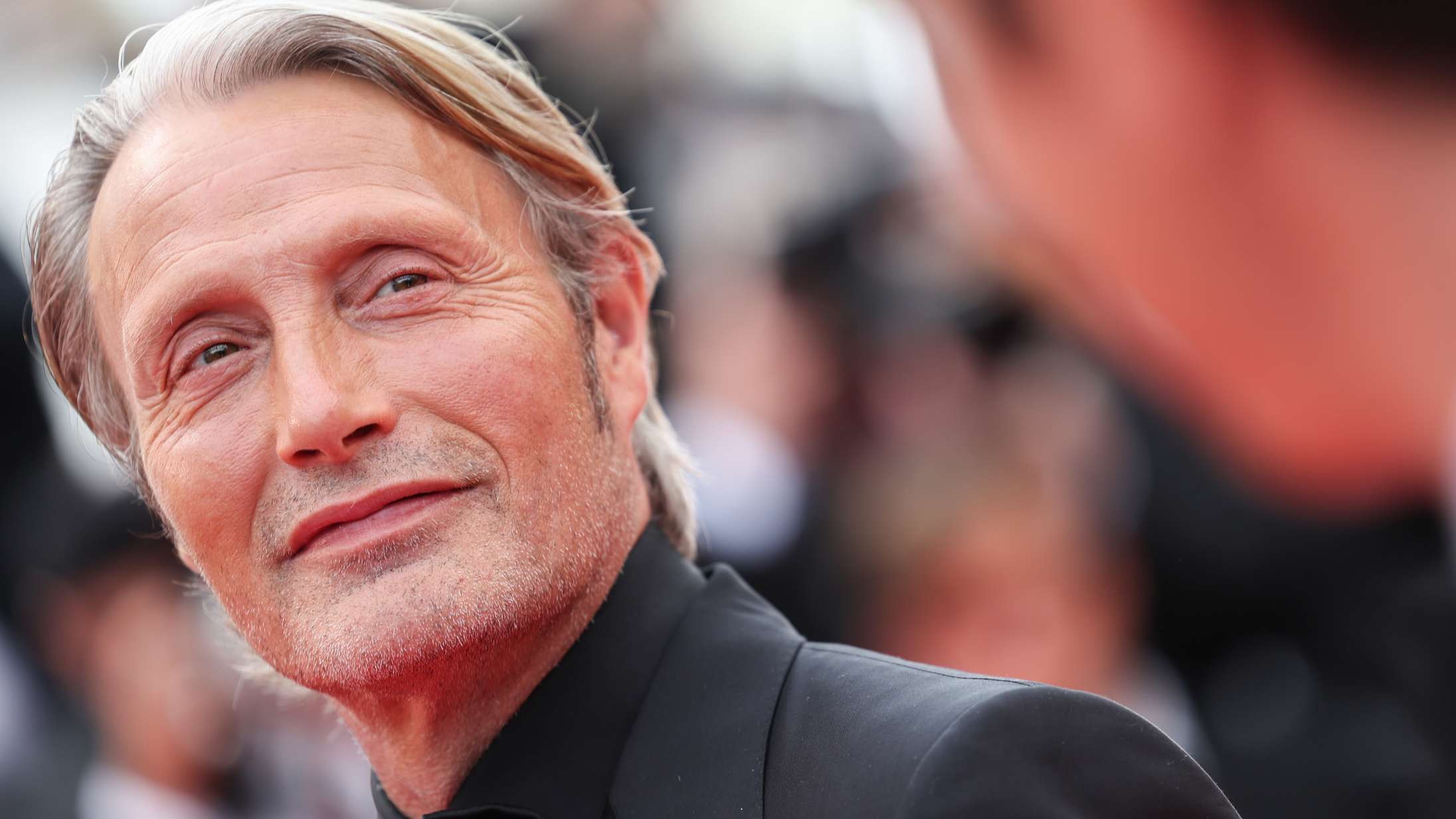 Mads Mikkelsen og Johnny Depp møder hinanden i Cannes og går øjeblikkeligt viralt – se billederne