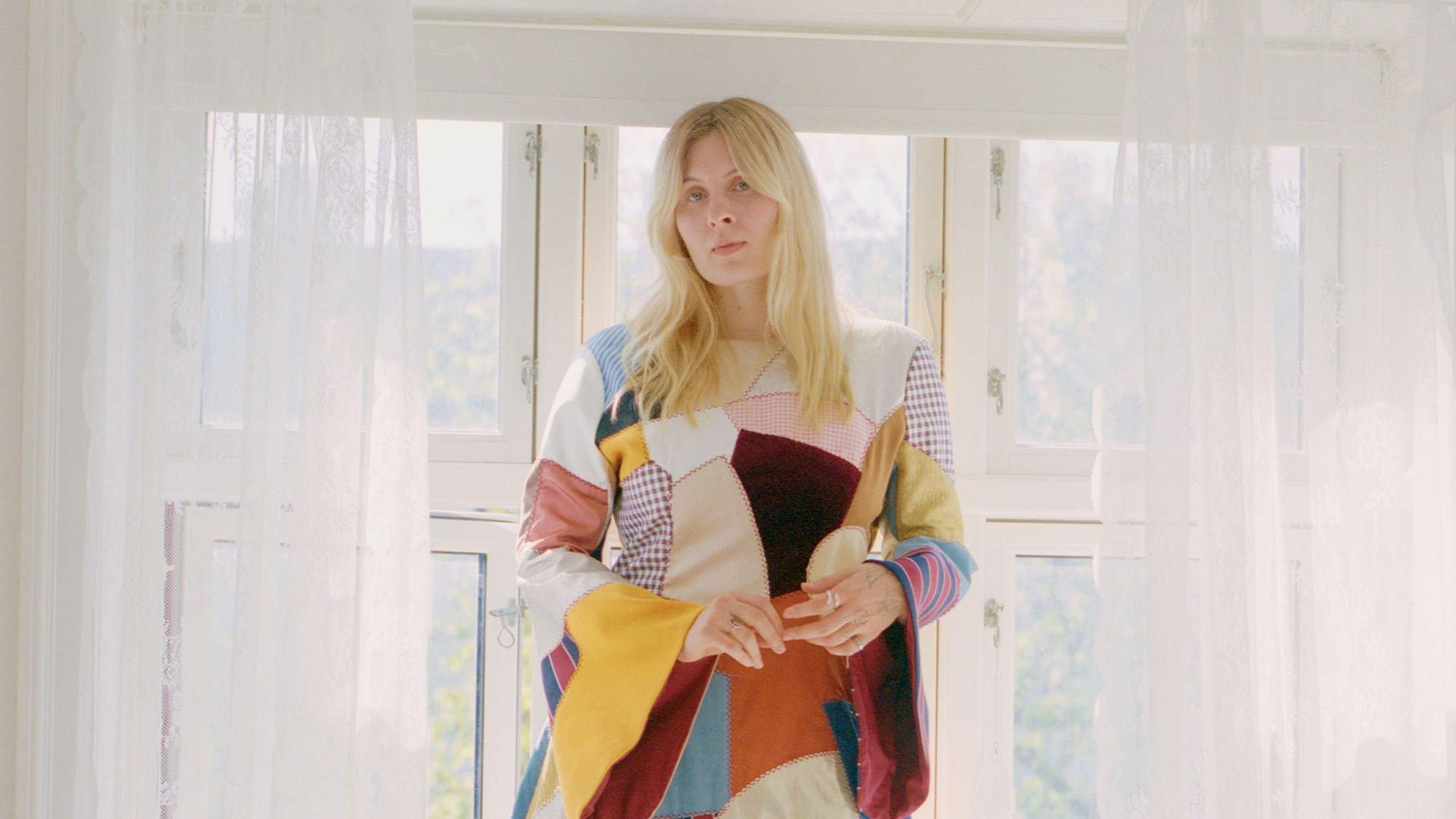 Premiere: Datingmarkedet anno 2023 er »vitterligt hjemsøgt« på Eee Gees nye single – lyt til ‘Ghost House’