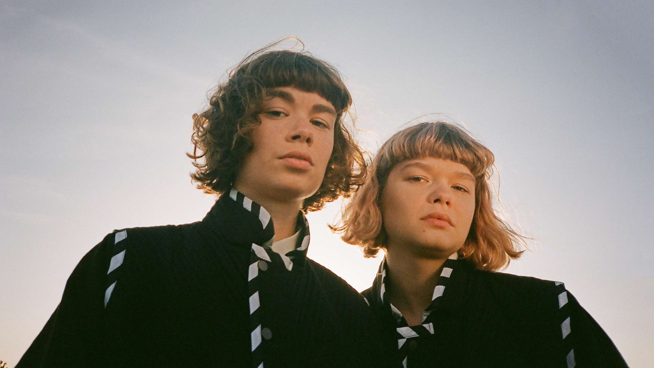 Premiere: Prismas nye musikvideo har både løsrevne øjne og gyldent opkast a la ’Triangle of Sadness’ – se ‘Andy’