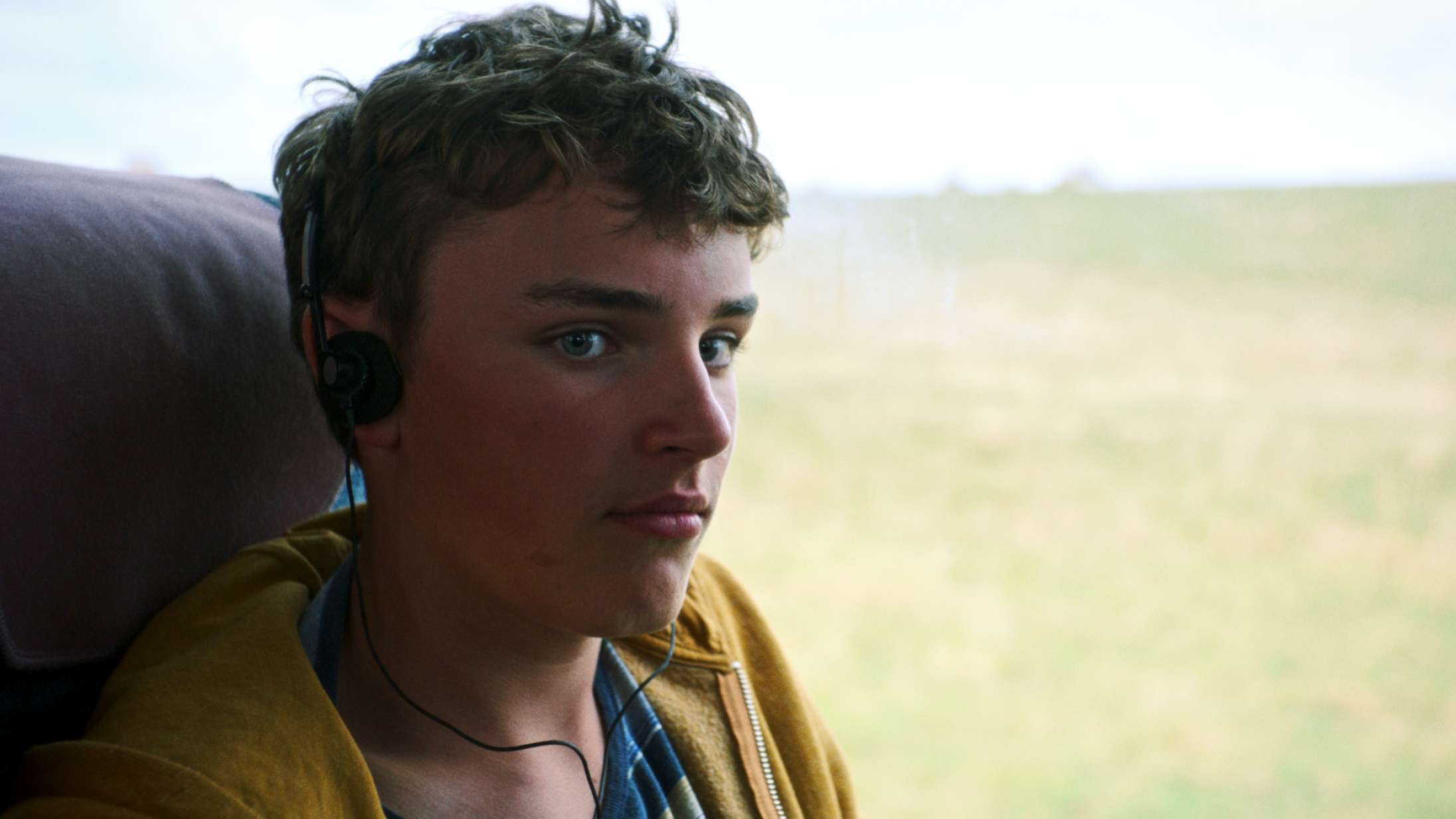 ’En af drengene’: Ny dansk teenageserie bæres af to talenters fremragende præstationer